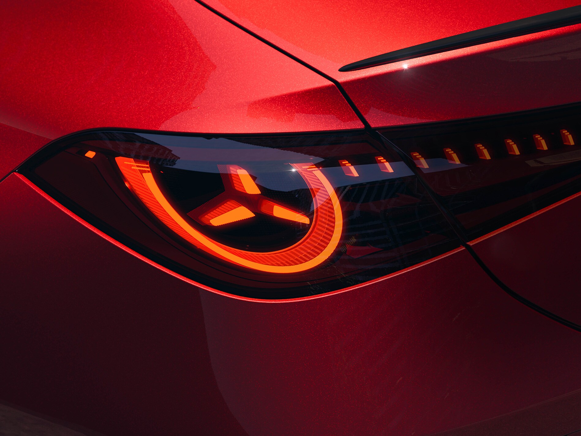Detailaufnahme des Heckleuchtendesigns eines Mercedes-Benz Fahrzeugs mit markanter LED-Lichtsignatur.