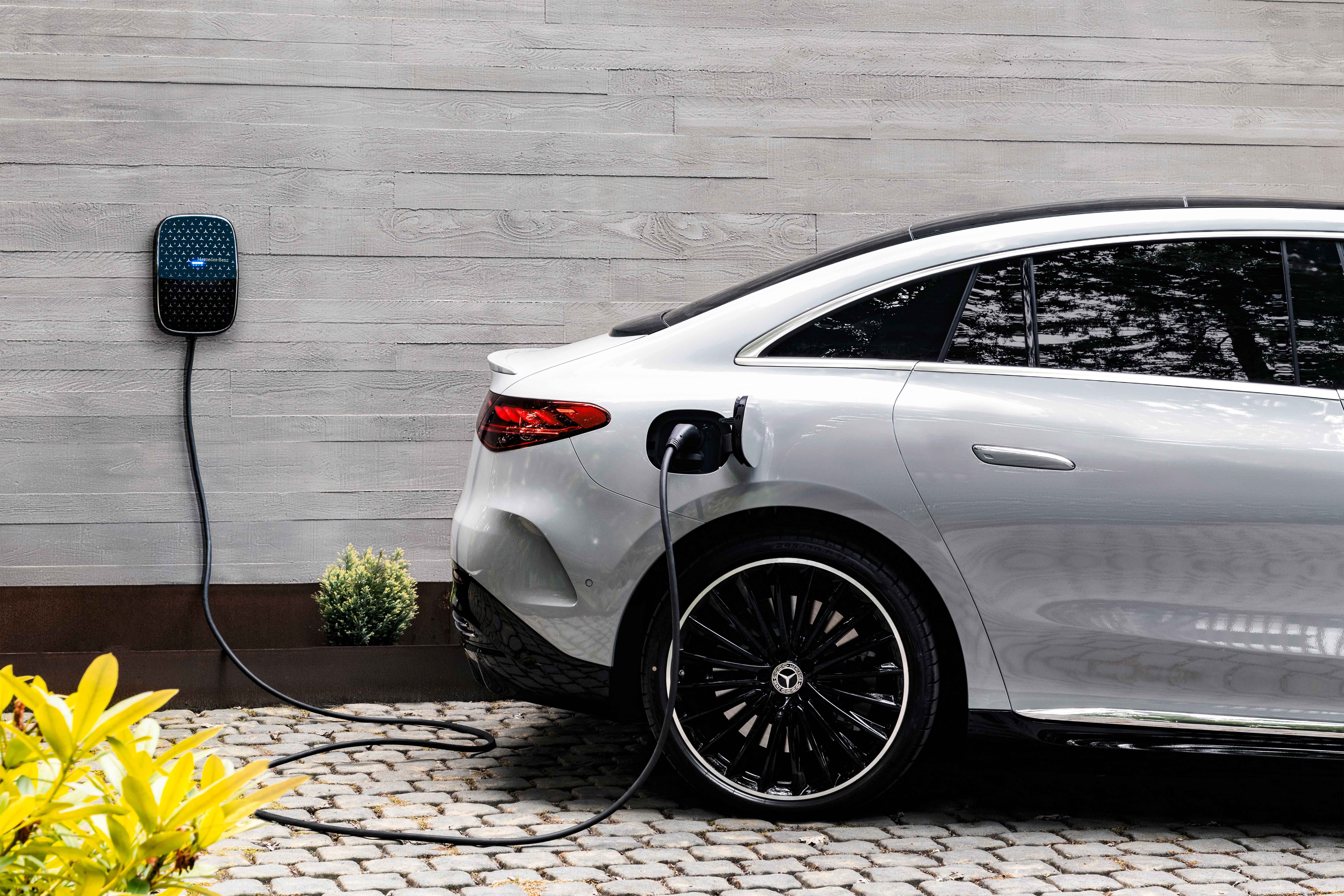 Mercedes-Benz EQC: Der Mercedes-Benz unter den Elektrofahrzeugen. Das Bild zeigt den Mercedes-Benz EQC in seitlicher Frontansicht.