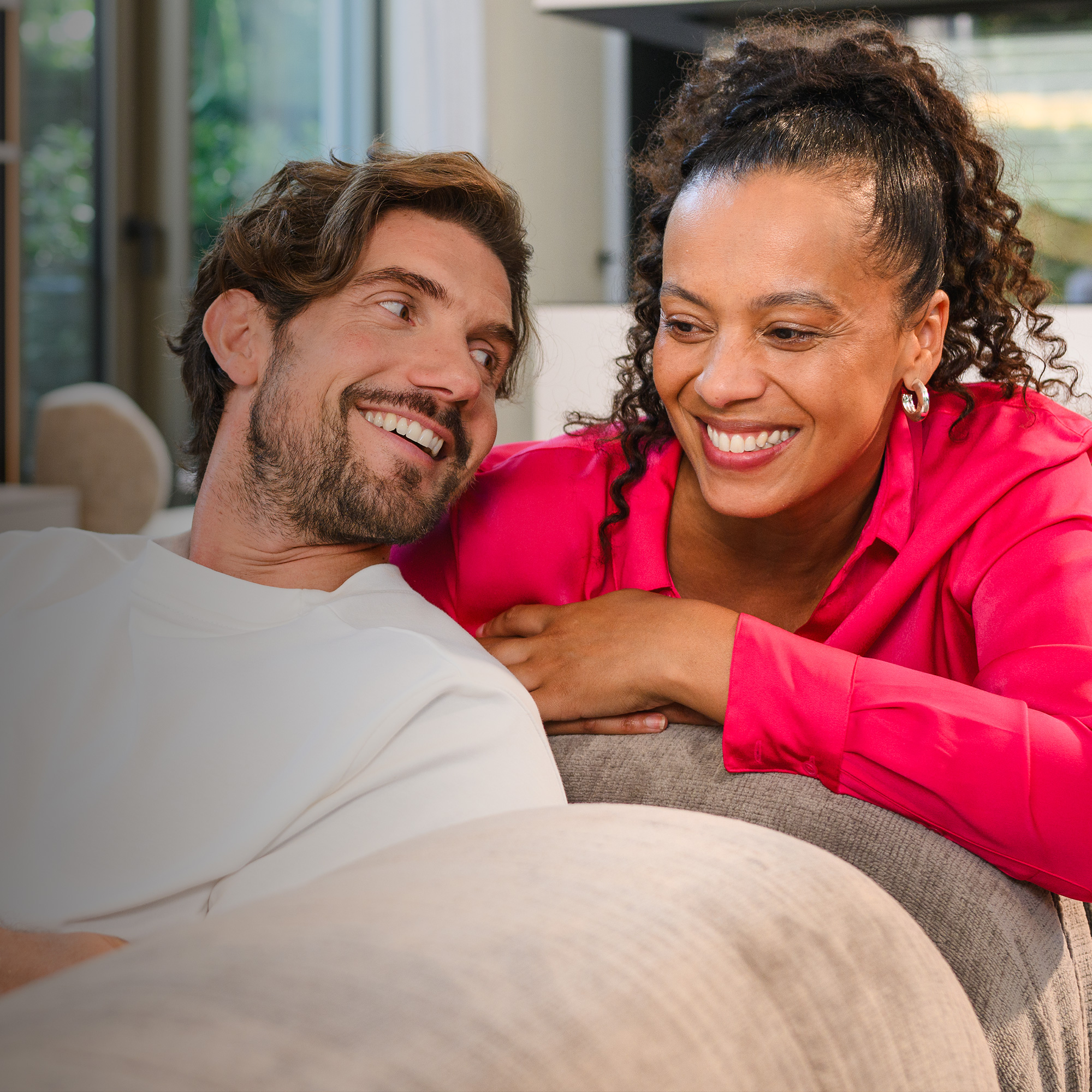 Financial Services | Aktuelle Leasingangebote Zwei Personen auf einem Sofa