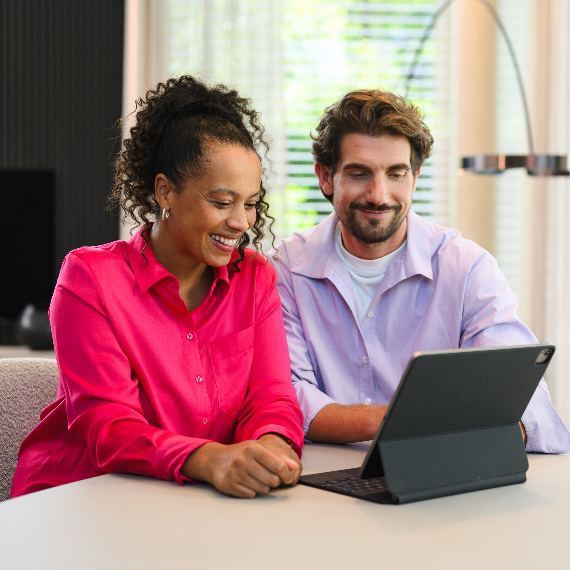 Couple servant un plateau Couple servant un plateau