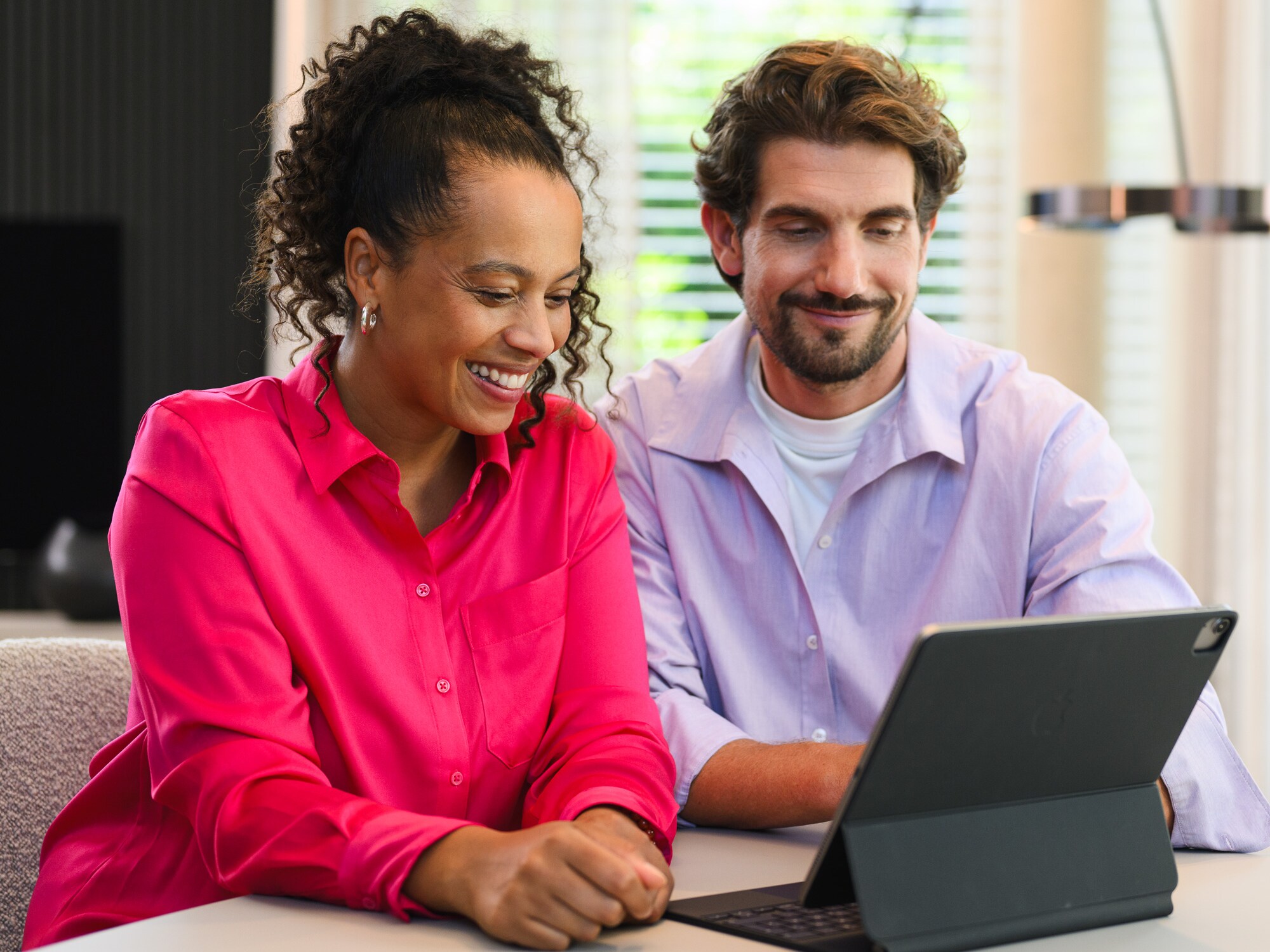 Paar bedient ein Tablett