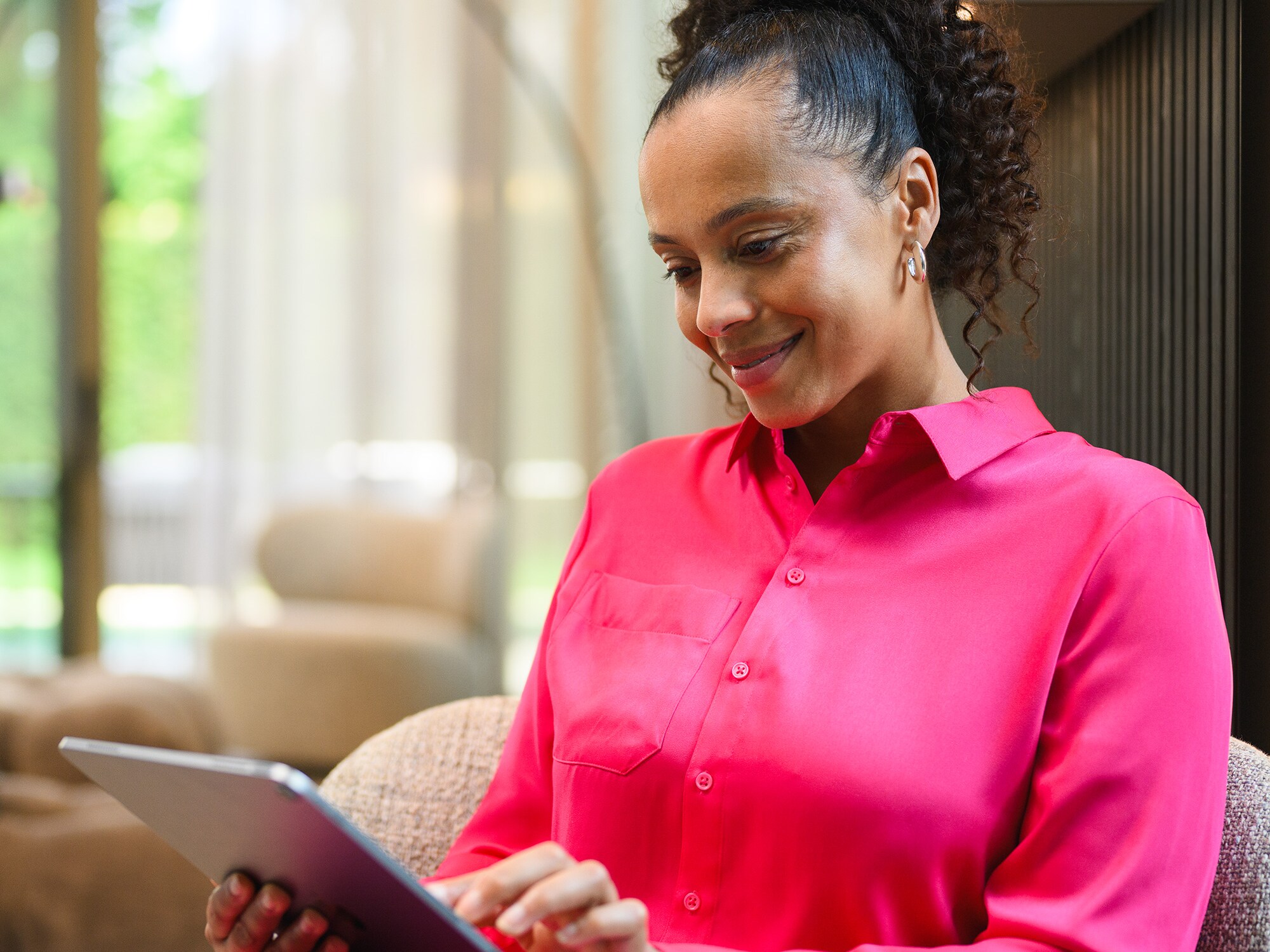Frau bedient ein Tablett