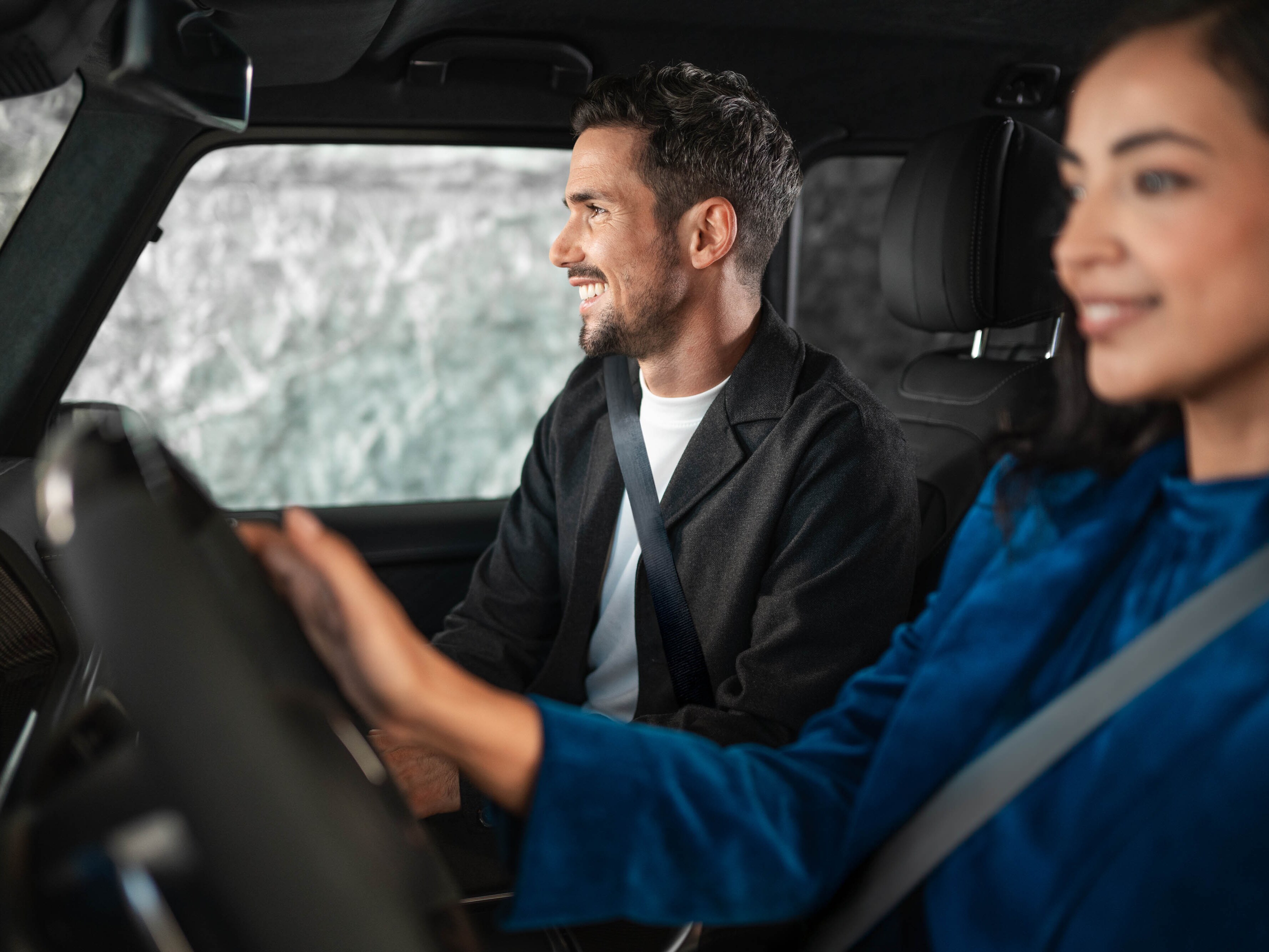 Due persone sono sedute in una Mercedes-Benz.