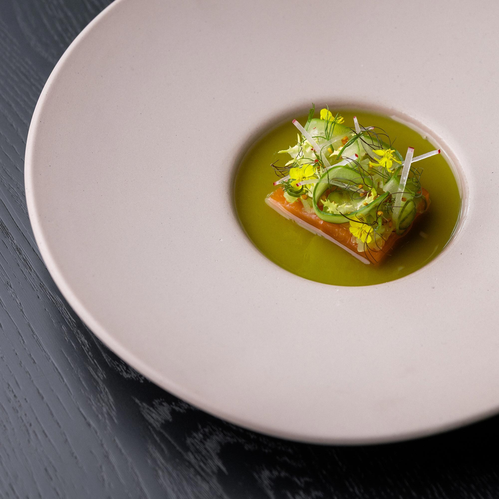 Menu fine dining moderno con una presentazione artistica e raffinata.