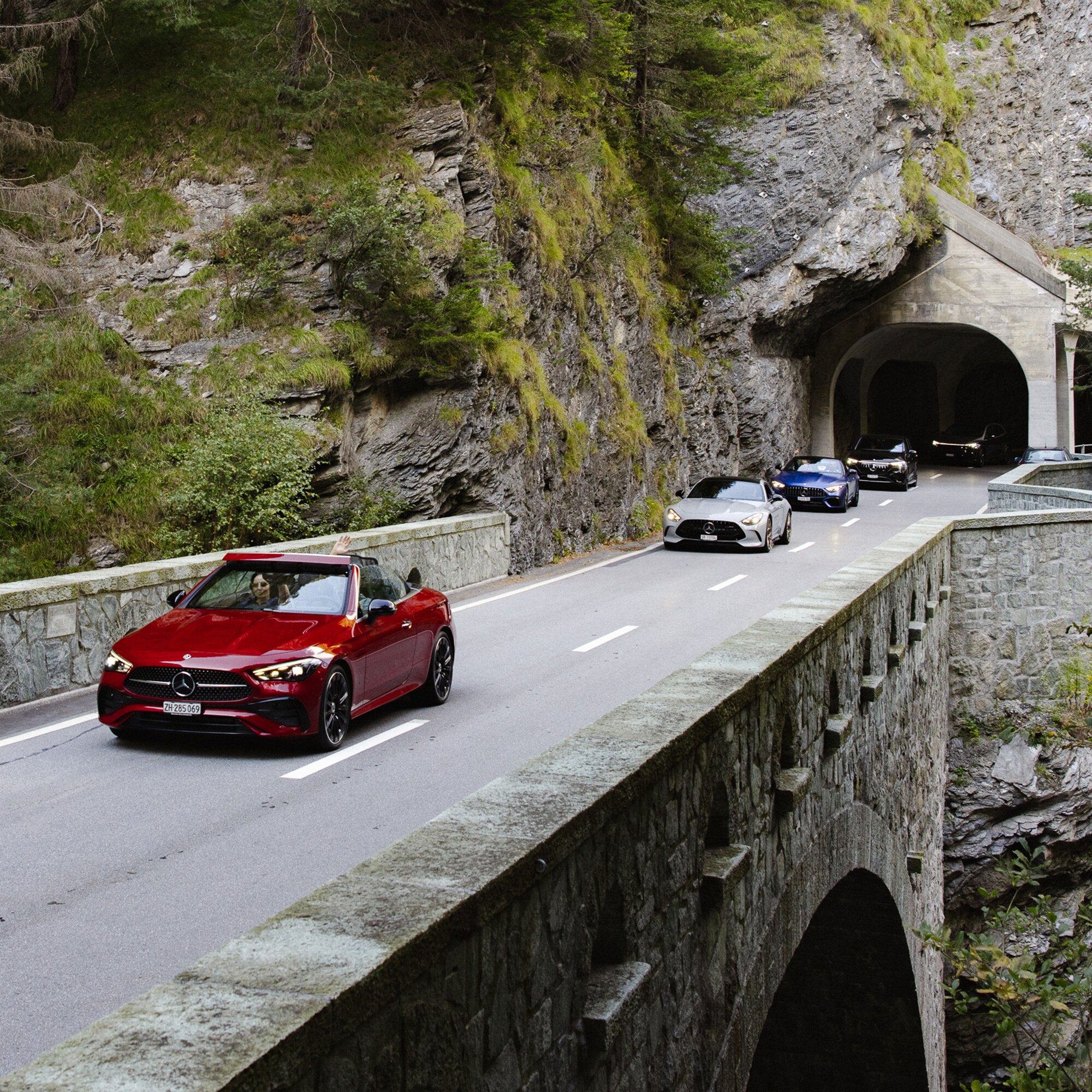 Scene tratte dai tour all’insegna del gusto, con delizie culinarie, momenti di lifestyle e auto sportive Mercedes-Benz.