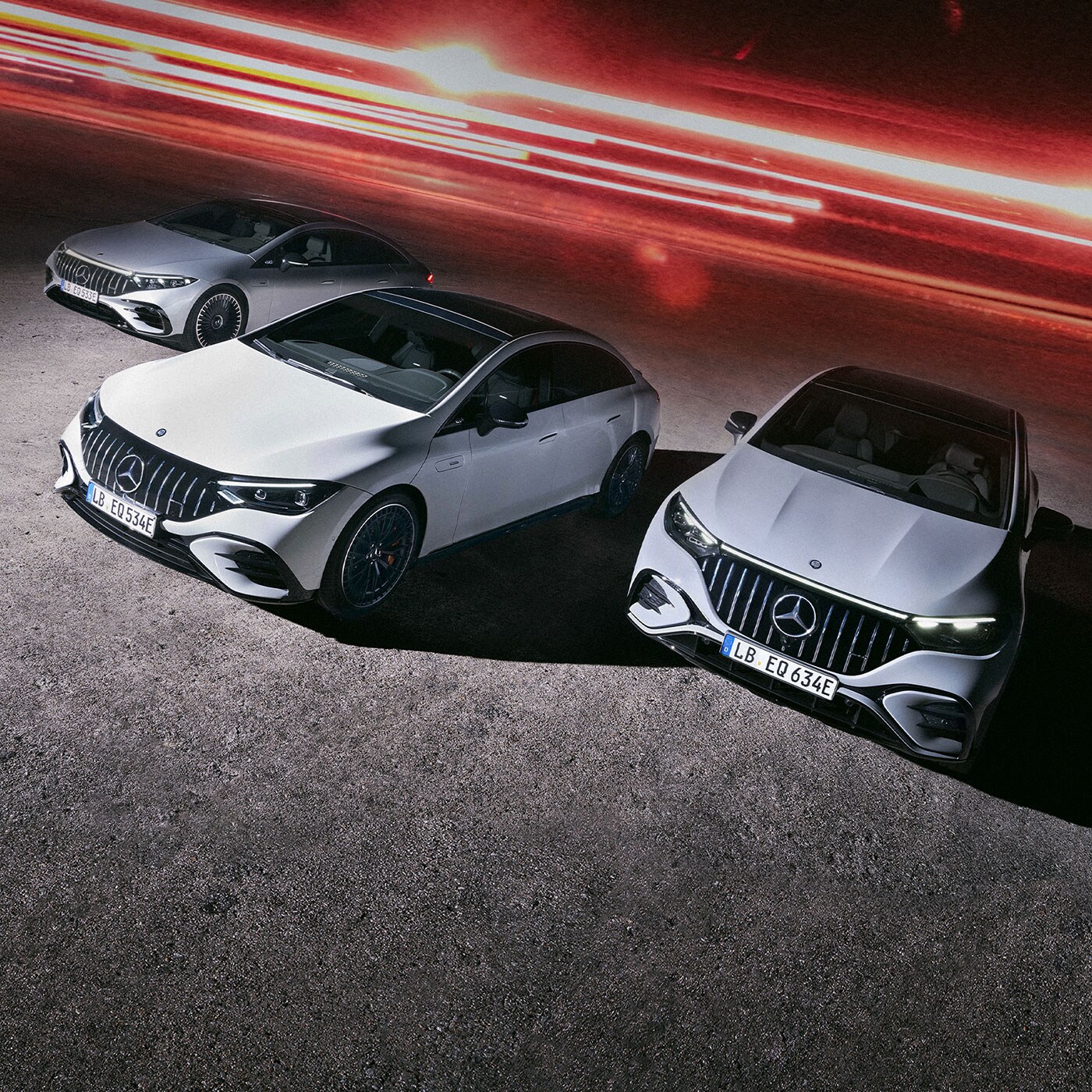 Drei weisse Mercedes-AMG Hybrid- und vollelektrische Modelle