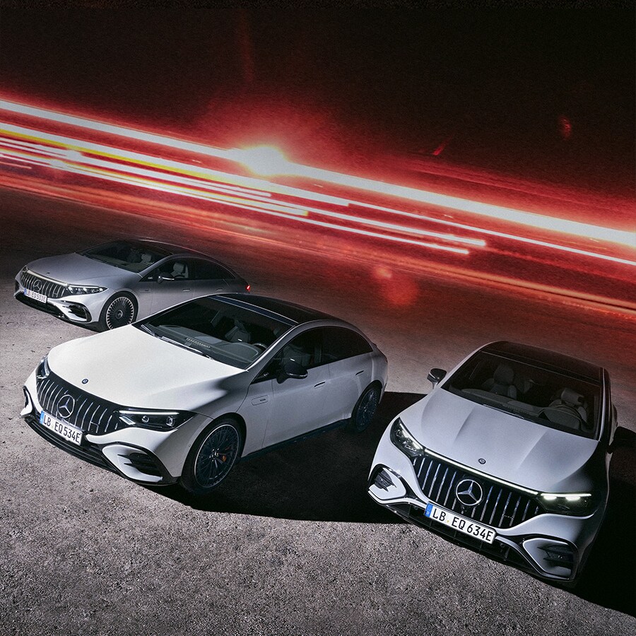 Drei weisse Mercedes-AMG Hybrid- und vollelektrische Modelle