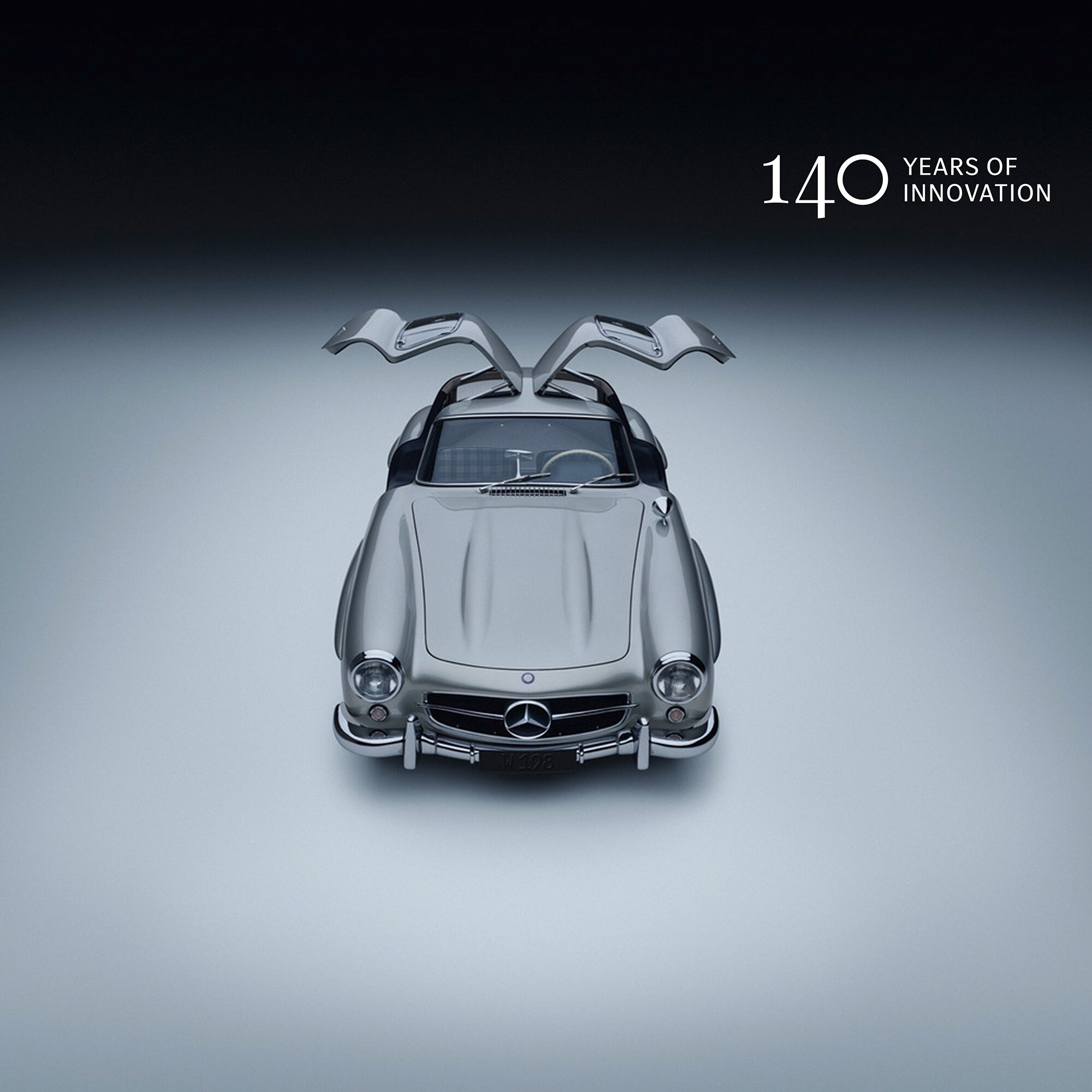 Mercedes-Benz 300 SL classique argenté avec portes papillon ouvertes, 140 ans d’innovation