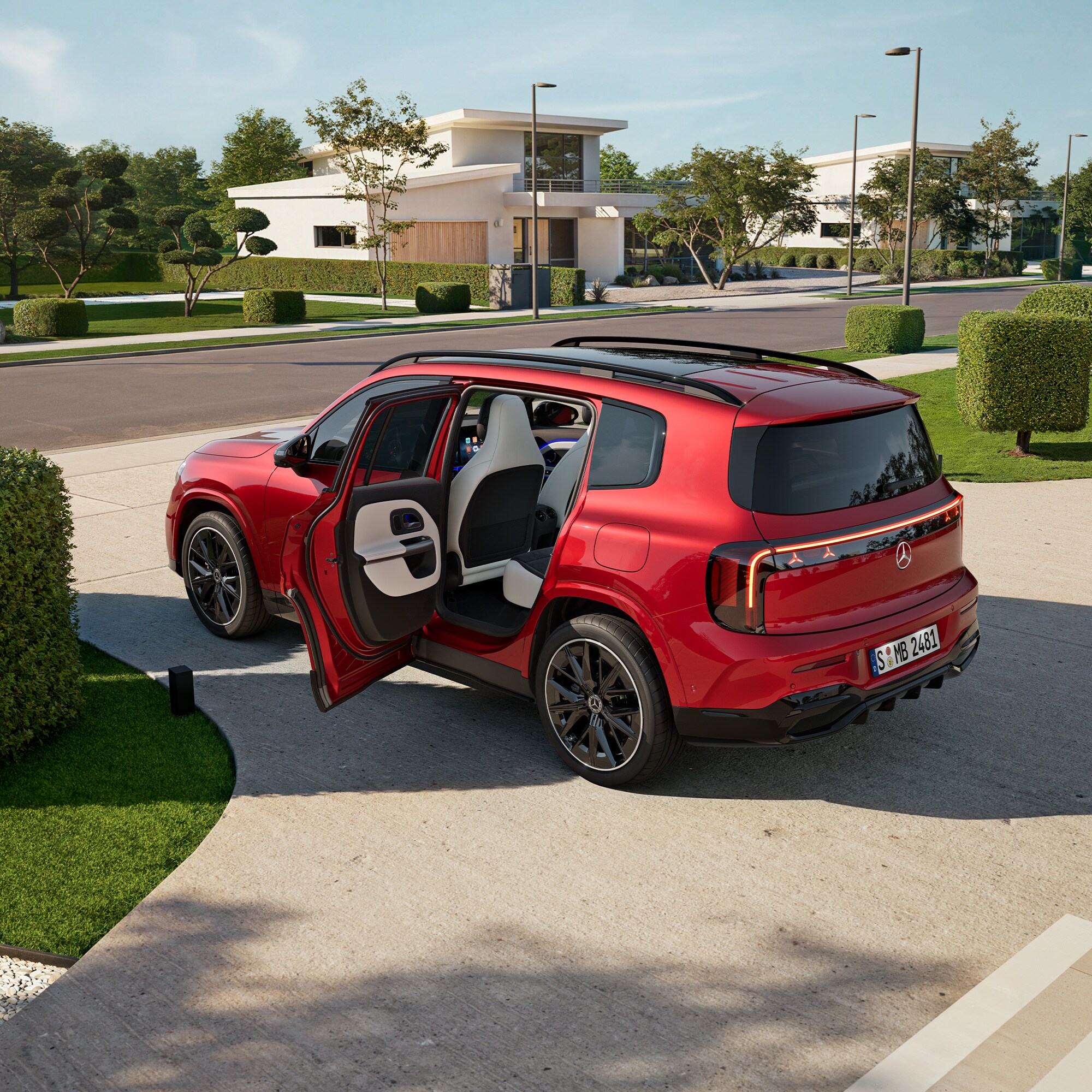 Mercedes-Benz GLB rouge avec portes arrière ouvertes, vue latérale arrière, quartier résidentiel moderne