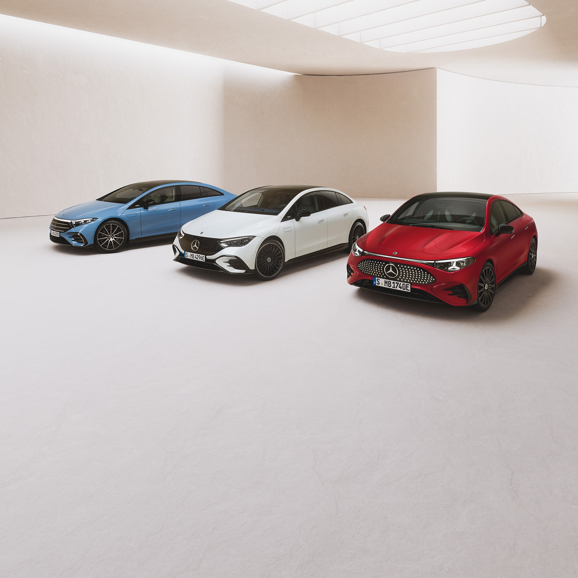 Drei Fahrzeuge von Mercedes Benz