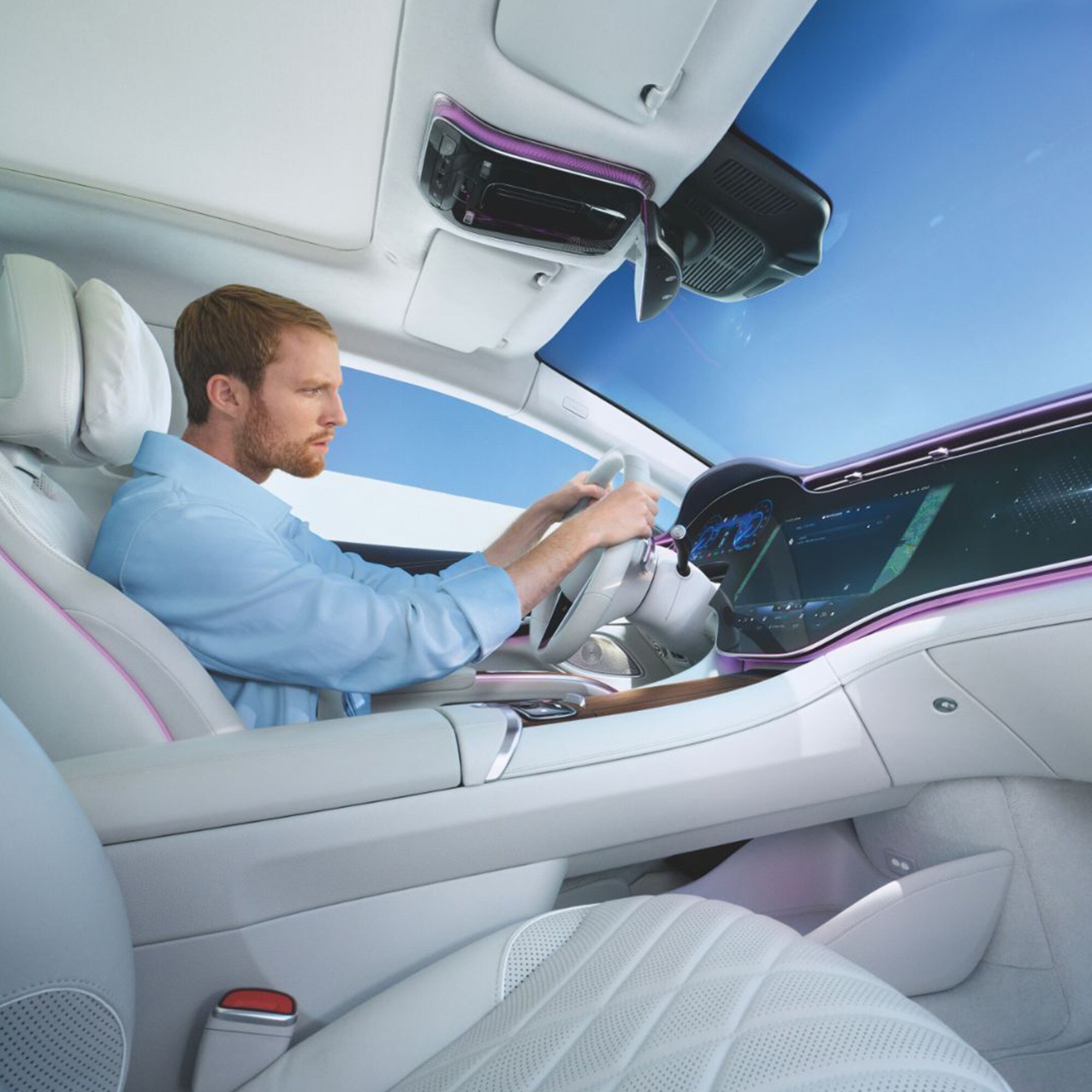 Mann sitzt am Steuer in einem modernen Auto