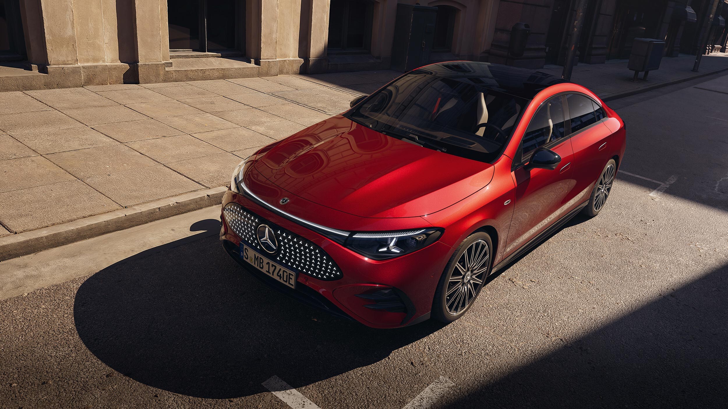 Zwei Elektrofahrzeuge von Mercedes-Benz bei Sonnenuntergang