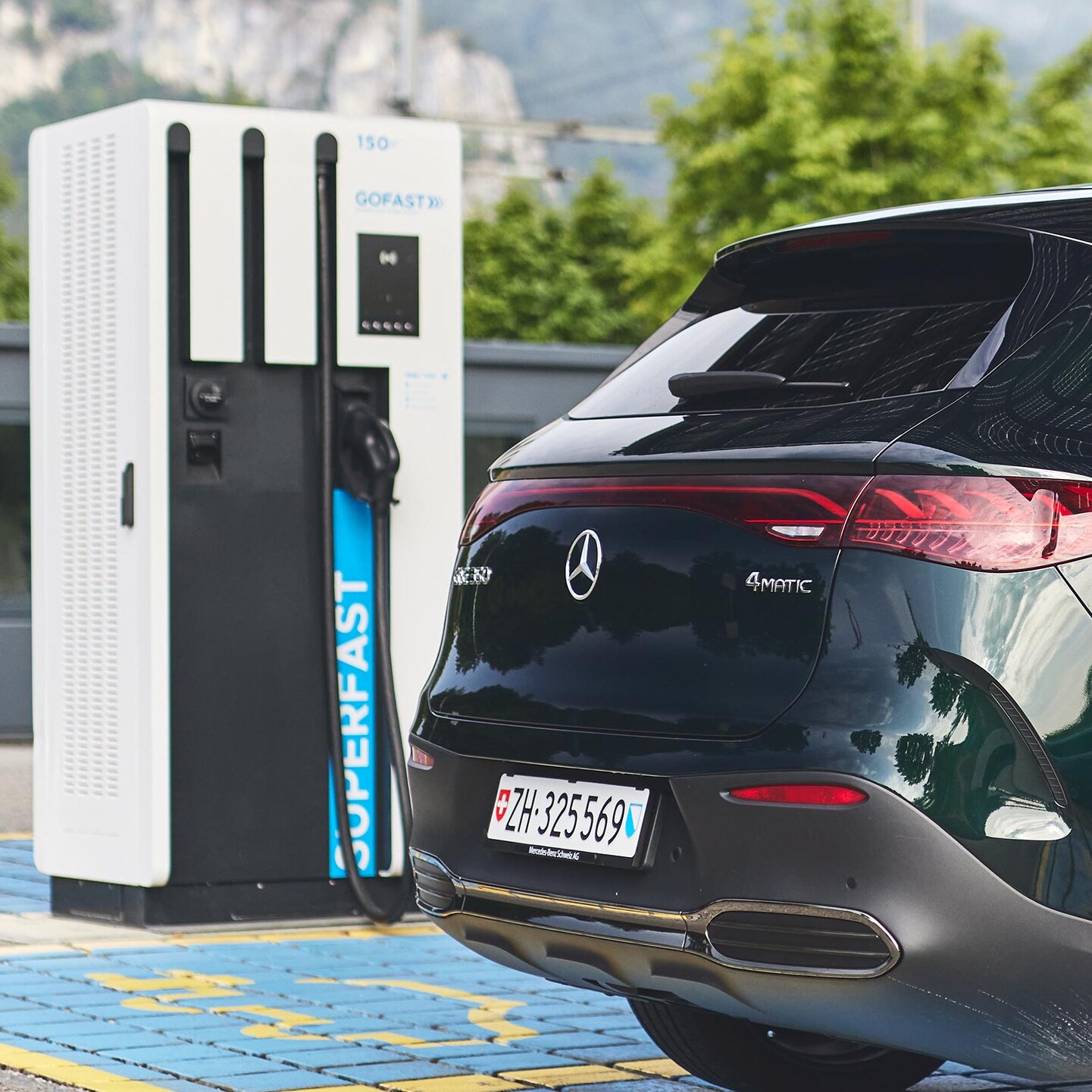 Mercedes-Benz EQE SUV an einer Gofast-Ladestation.
