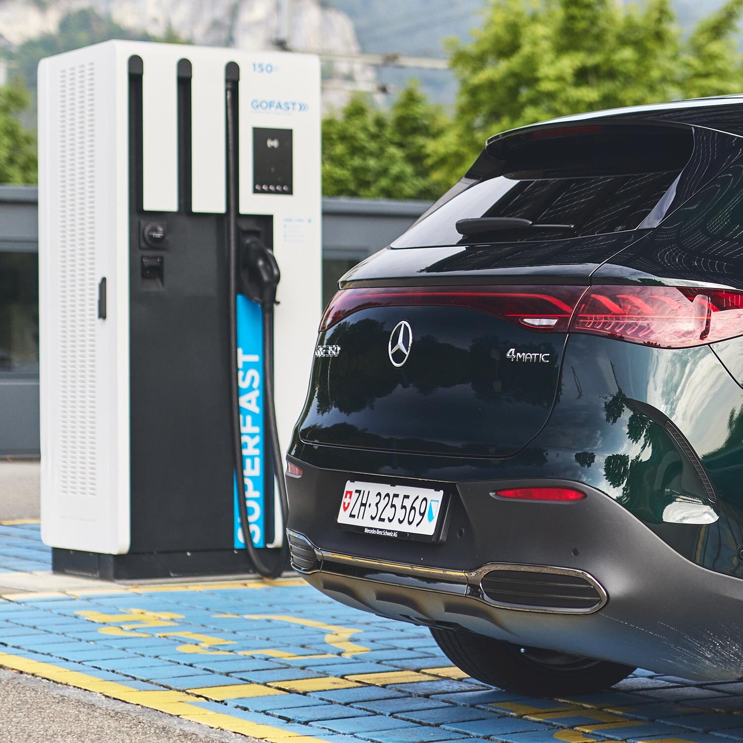 Le Mercedes-Benz EQE SUV à une station de recharge Gofast.
