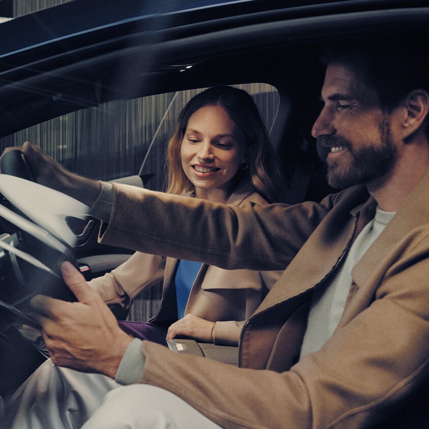 Ein Mann und eine Frau sitzen in einem Mercedes-Benz.