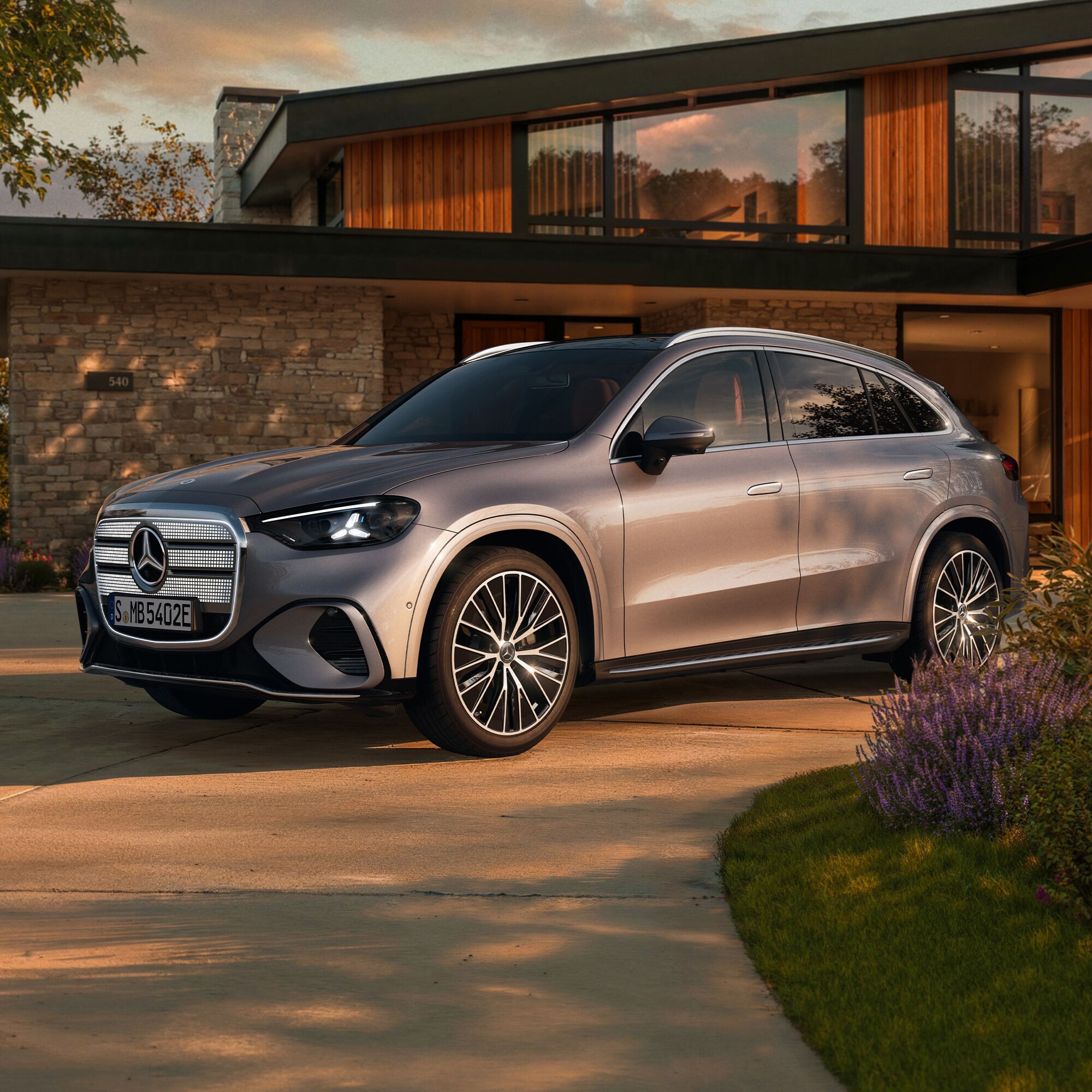 Mercedes-Benz GLC vue de profil avec calandre éclairée.