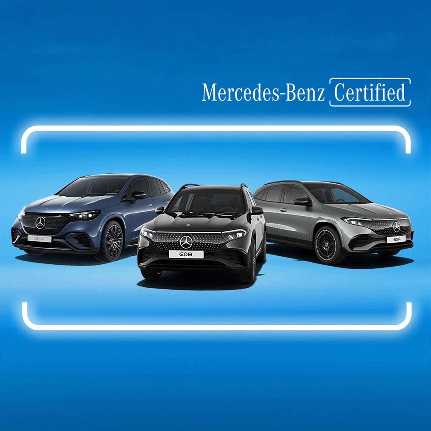 Fahrzeuge von Mercedes-Benz vor einem blauen Hintergrund.