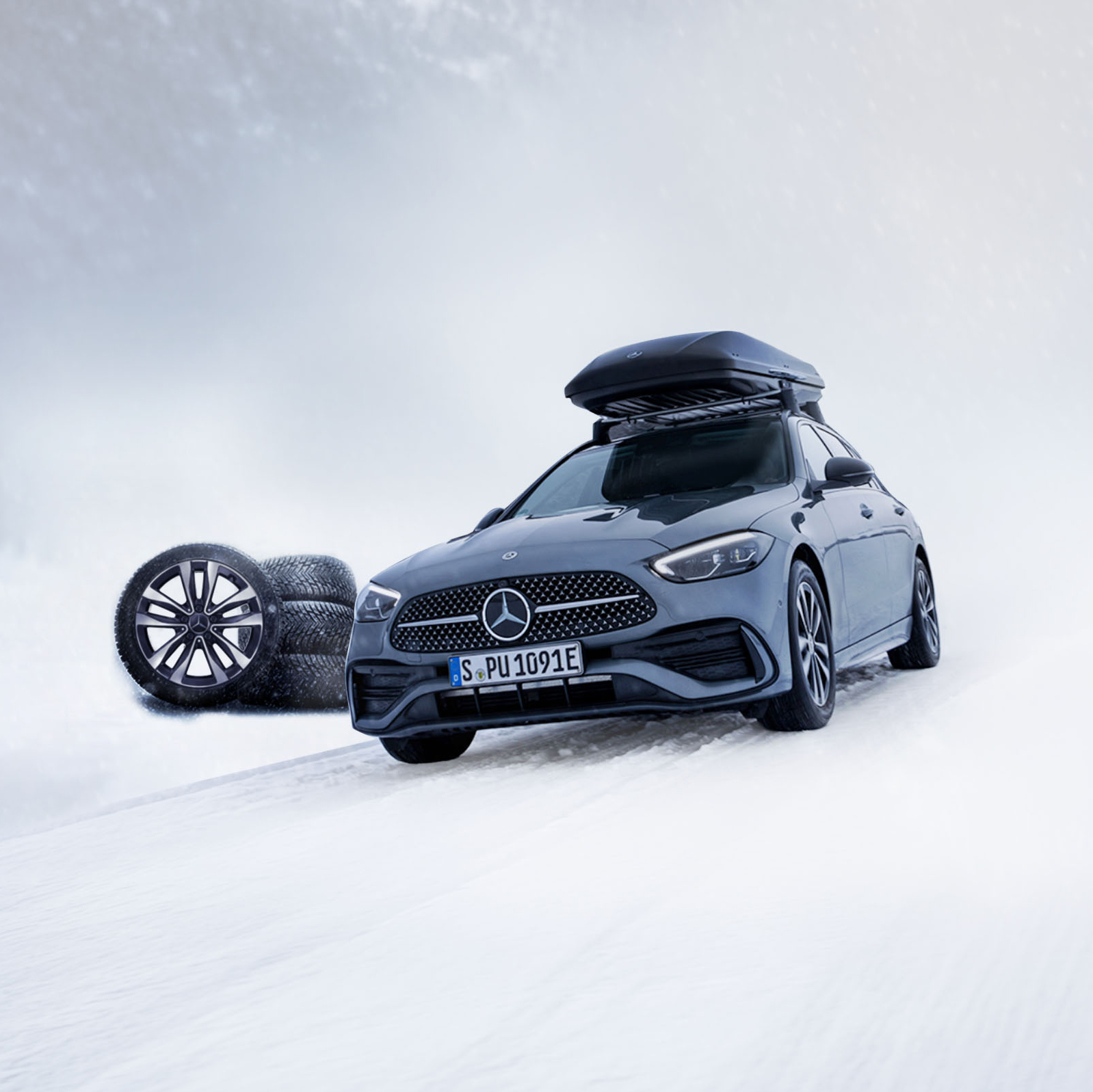 Mercedes-Benz avec pneus hiver sur une route enneigée.