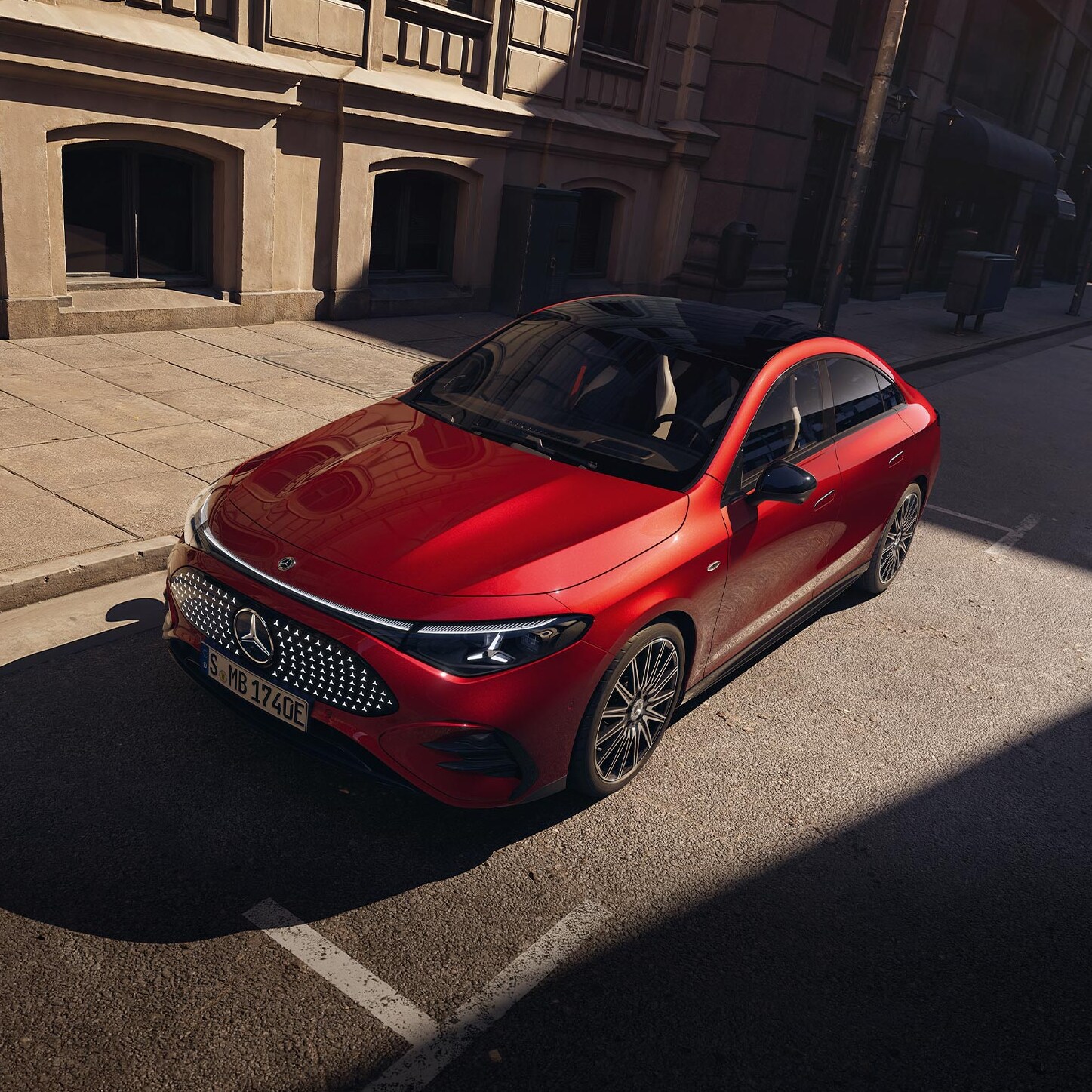 Elektrischer CLA steht auf einem Parkplatz vor einem Gebäude.