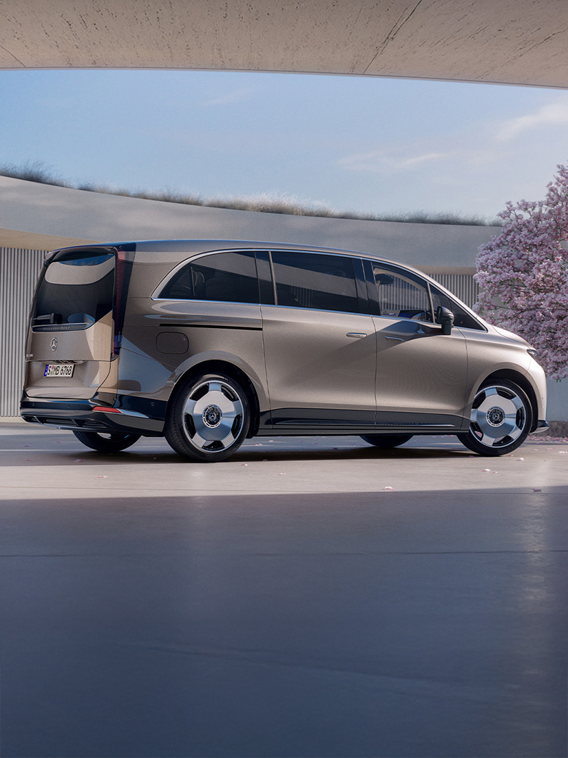 VLE | Mercedes-Benz Si vede la VLE Mercedes-Benz. Parcheggiata davanti a un edificio moderno con un ciliegio sul lato.