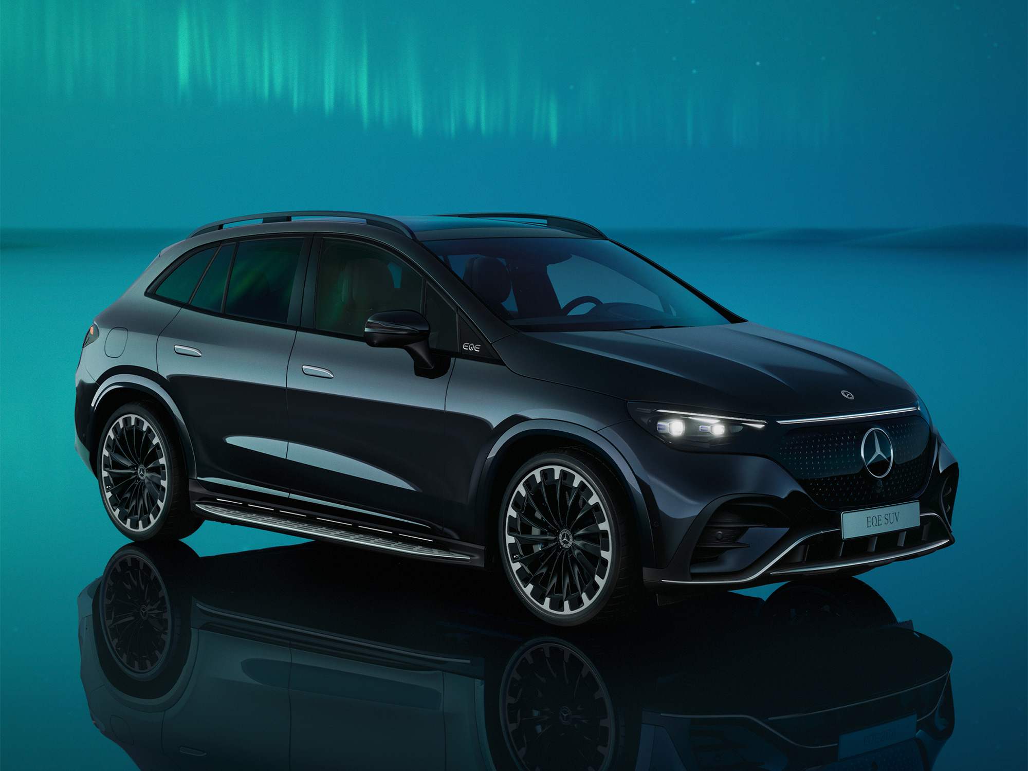 EQE SUV «Excellence Edition» SUV Mercedes EQE scuro in un ambiente illuminato di blu.