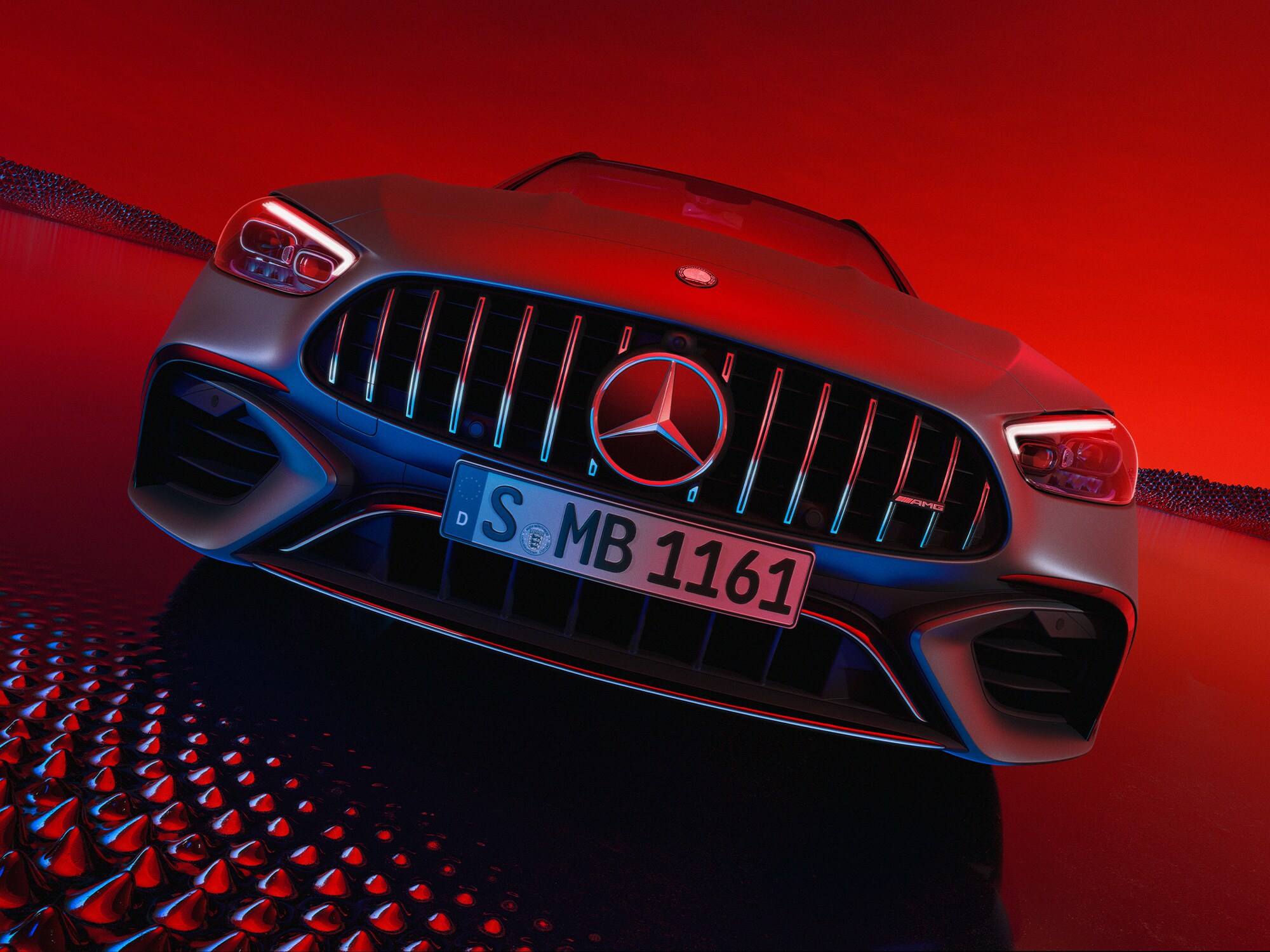 Mercedes-AMG rossa con griglia distintiva, vista frontale.