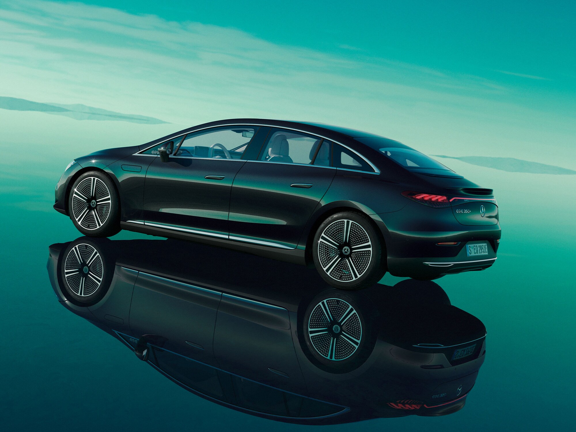 Mercedes EQE scura di profilo davanti a uno sfondo turchese.
