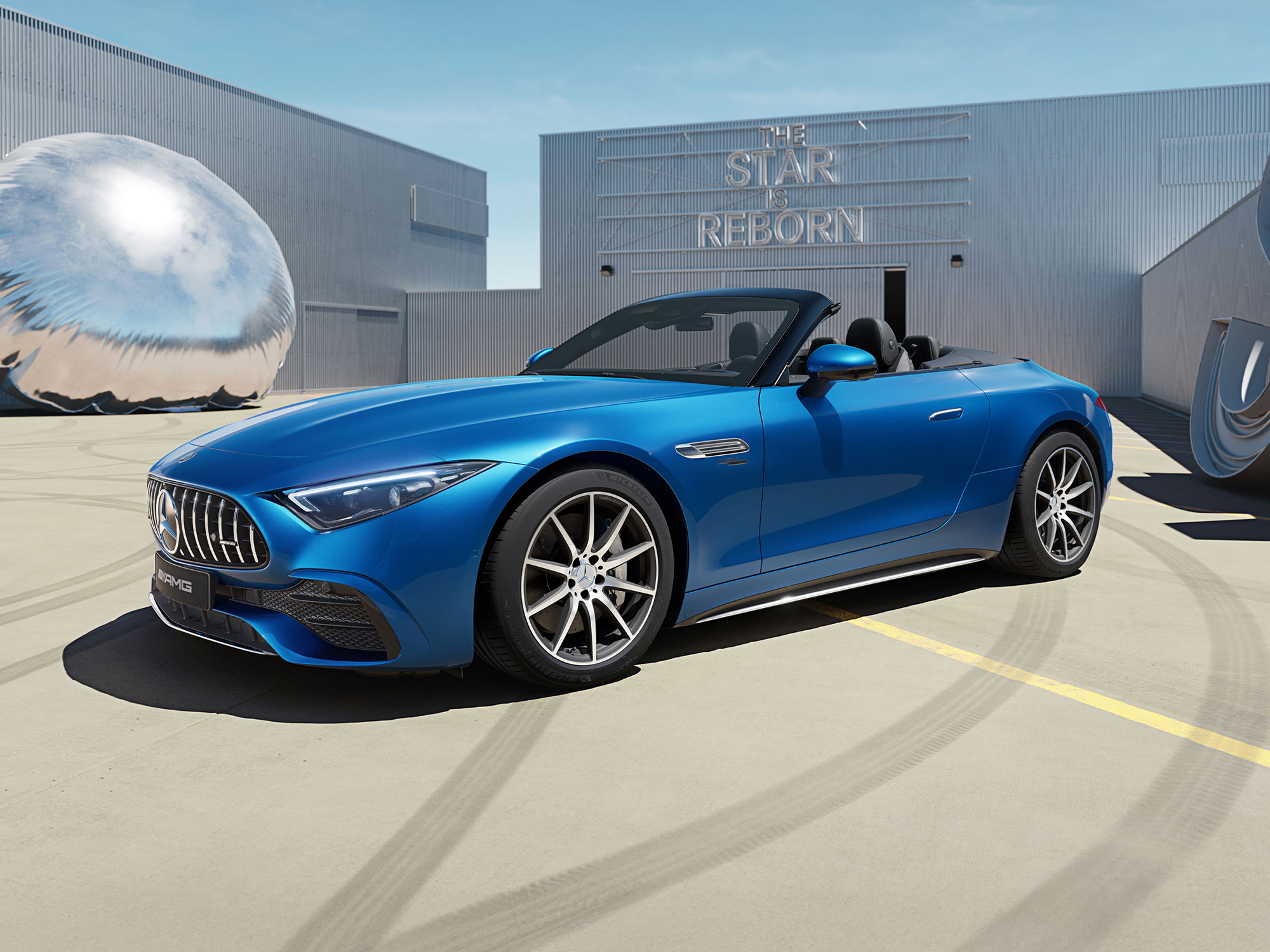 Mercedes-AMG SL «Executive Edition» Roadster Mercedes blu davanti a un'architettura moderna.