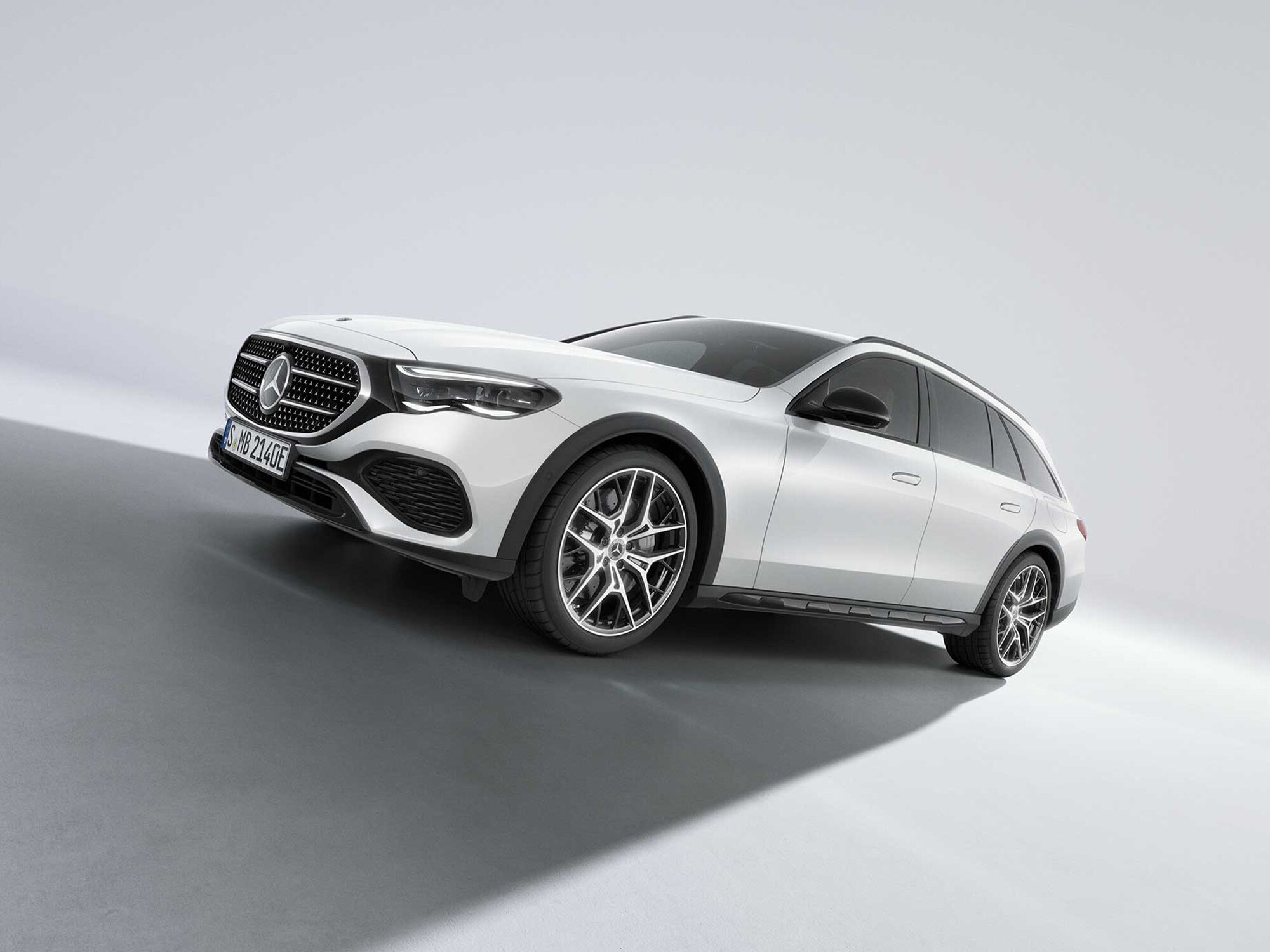 Station wagon Mercedes bianca in uno studio minimalista.