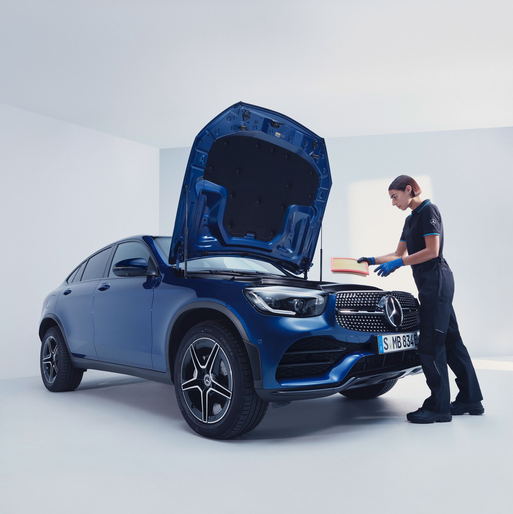 Ein Mercedes-Benz Mechaniker untersucht einen Mercedes-Benz.