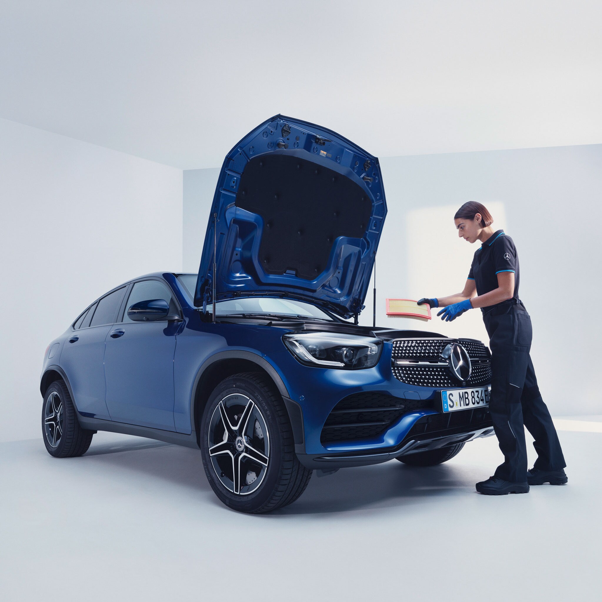 Un mécanicien Mercedes-Benz examine une Mercedes-Benz.