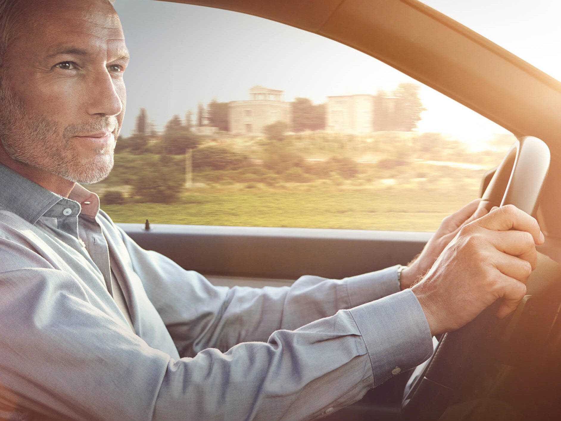 Das Bild zeigt einen Mann, der gerade ein Mercedes-benz Fahrzeug steuert.