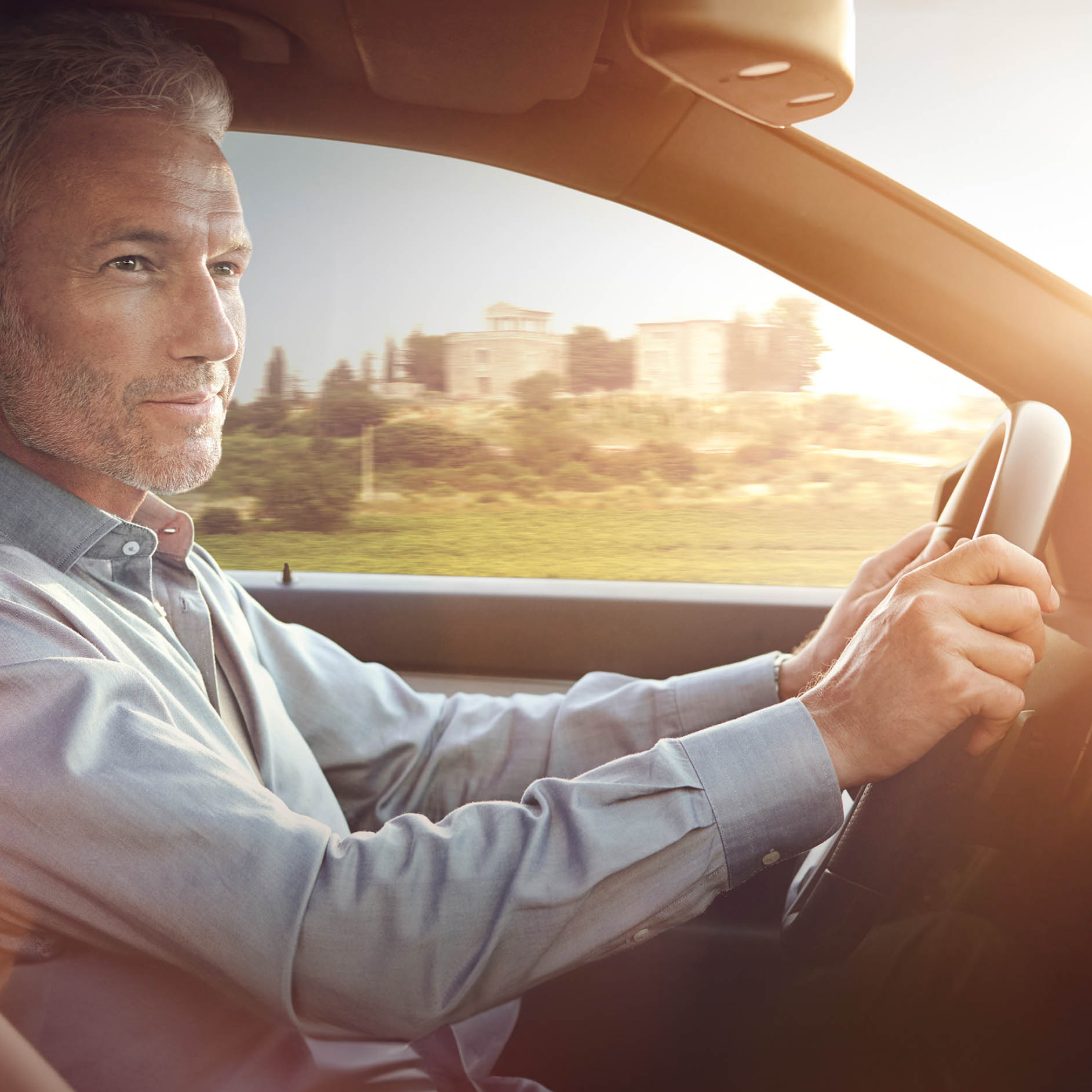 Mercedes-Benz Mobilitätsgarantien: Mobilo Das Bild zeigt einen Mann, der gerade ein Mercedes-benz Fahrzeug steuert.