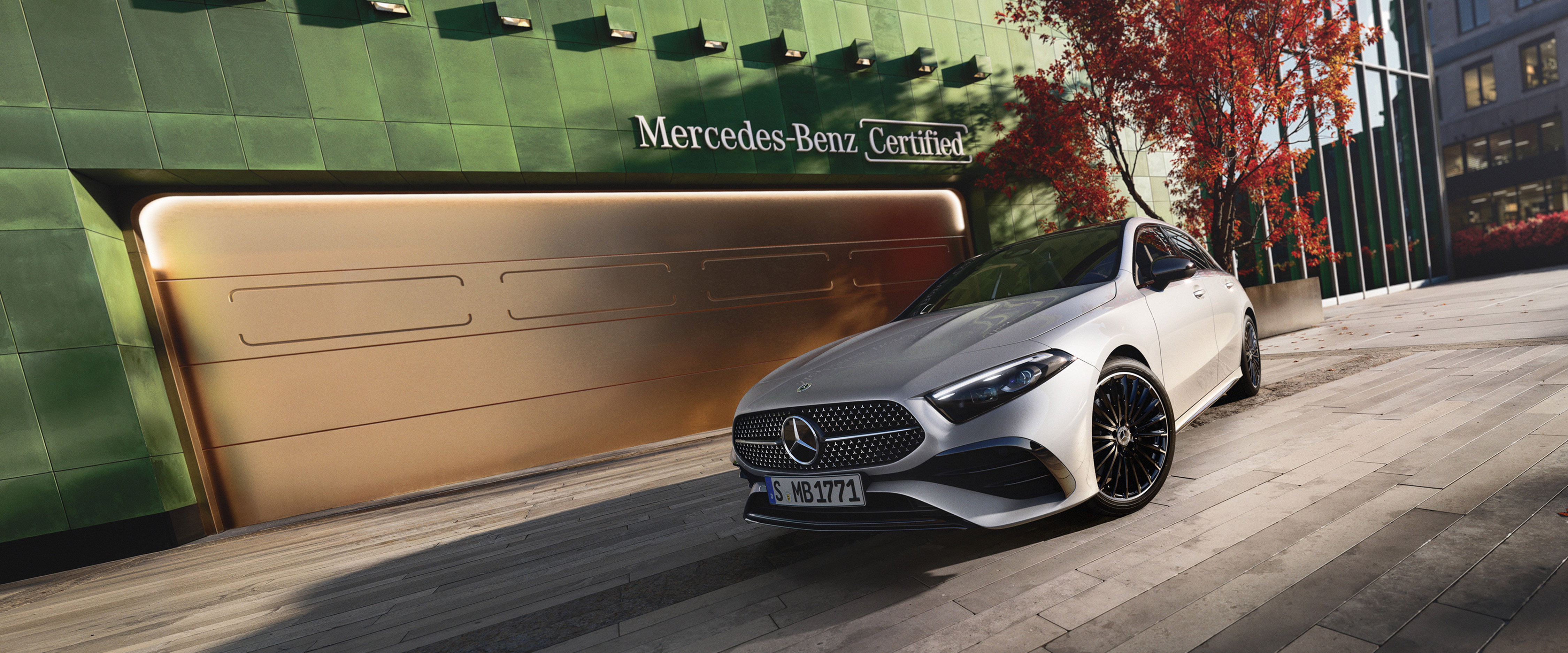 Mercedes-Benz Certified Mercedes-Benz Limousine vor modernem Gebäude mit grüner Fassade