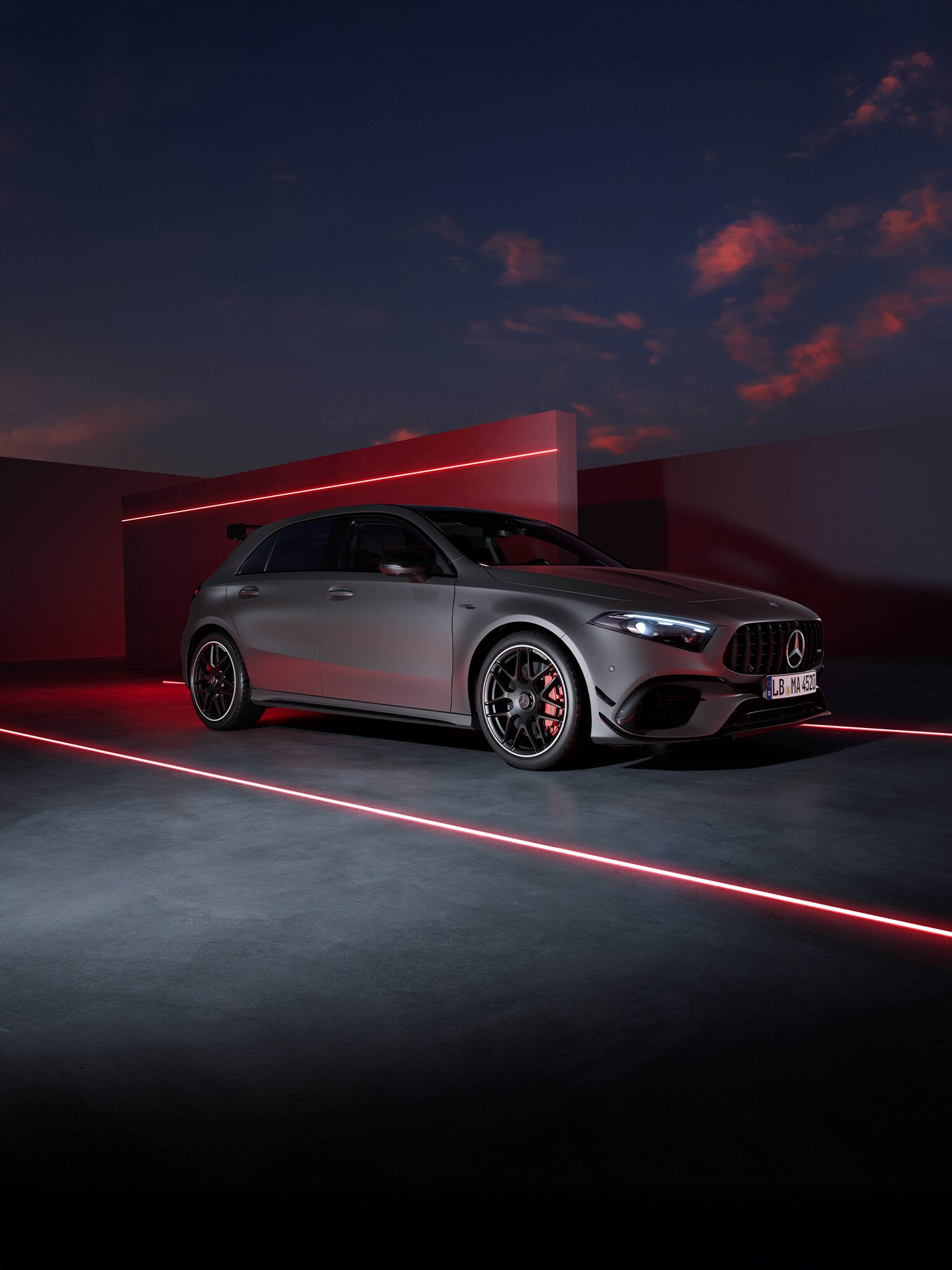 Mercedes-AMG A 45 S Hatchback in schwarz-roter Szene mit roten Neonlichtern