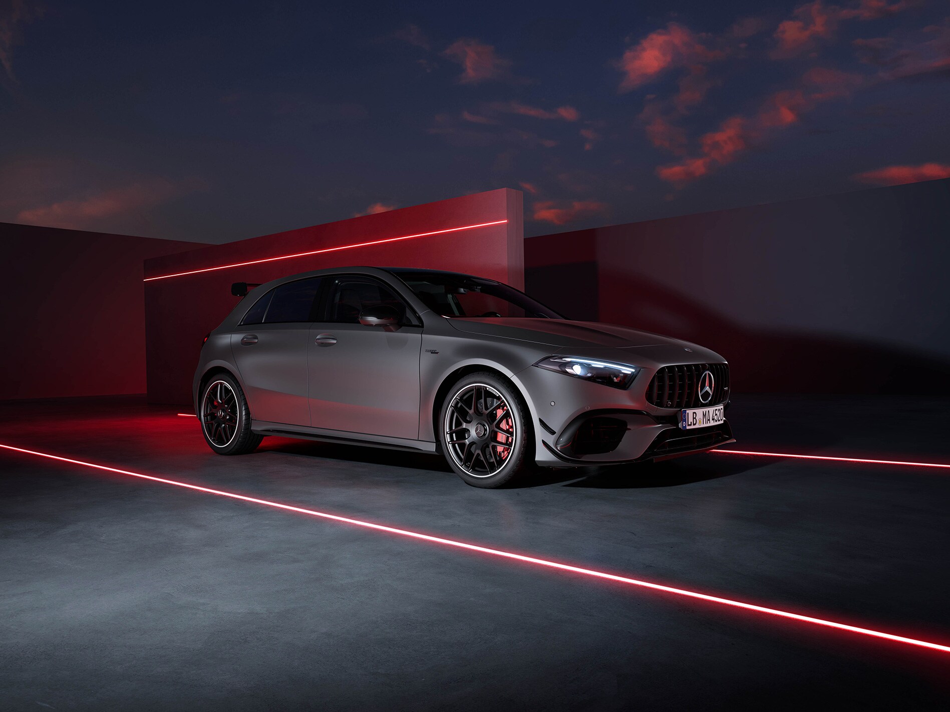 Mercedes-AMG A 45 S Hatchback in un contesto nero-rosso con luci al neon rosse