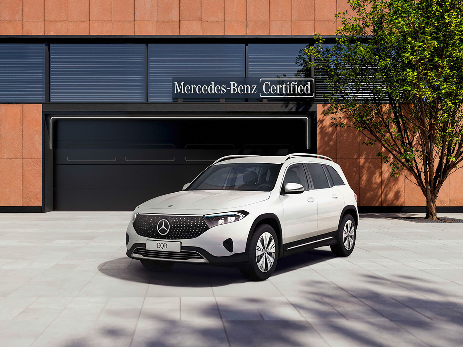 Mercedes-Benz Certified Mercedes-Benz EQB sur une place publique devant un bâtiment moderne