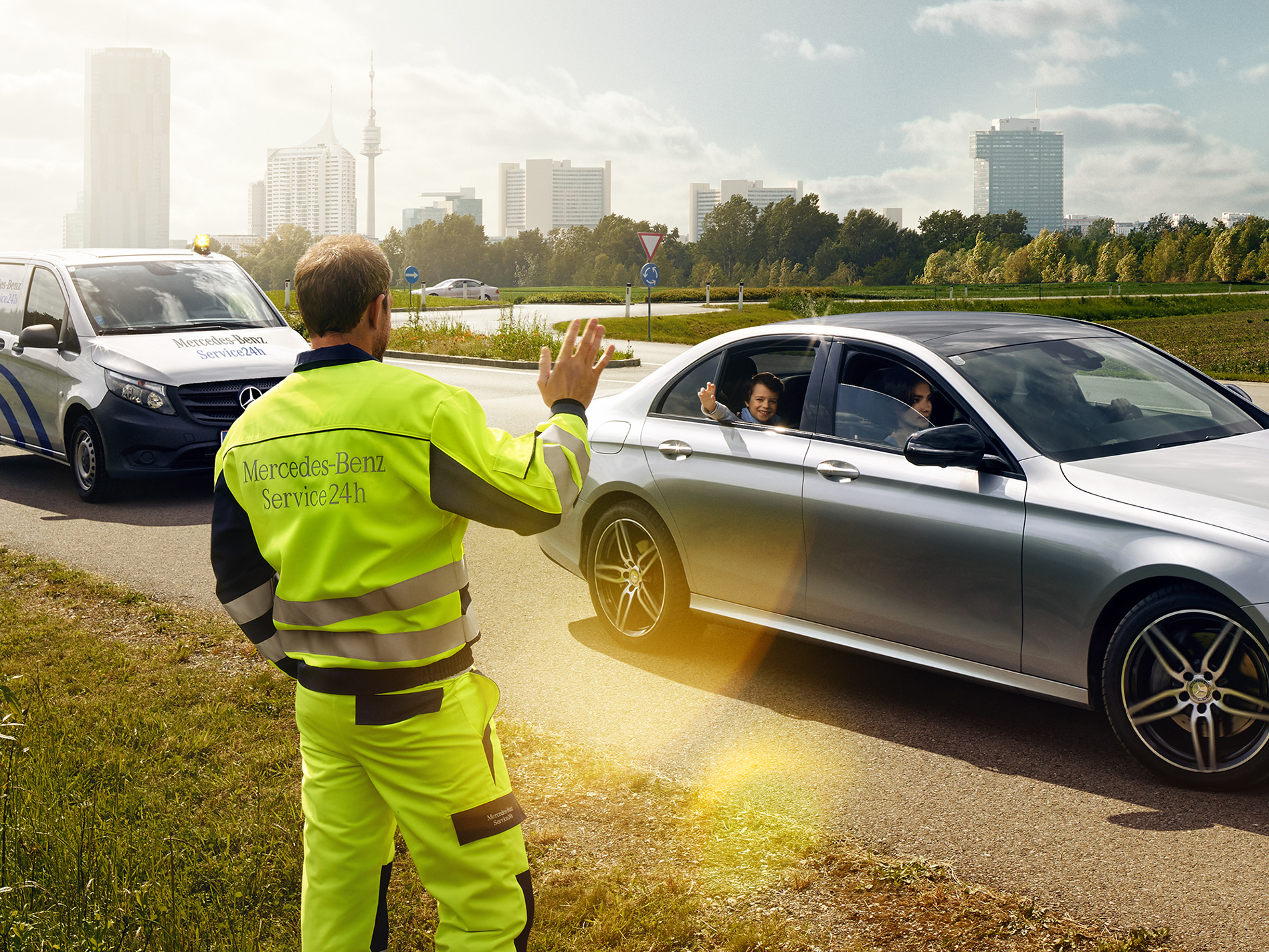Ligne directe S.A.V. Mercedes-Benz Un employé se tient au bord de la route et apporte son aide en cas de panne.