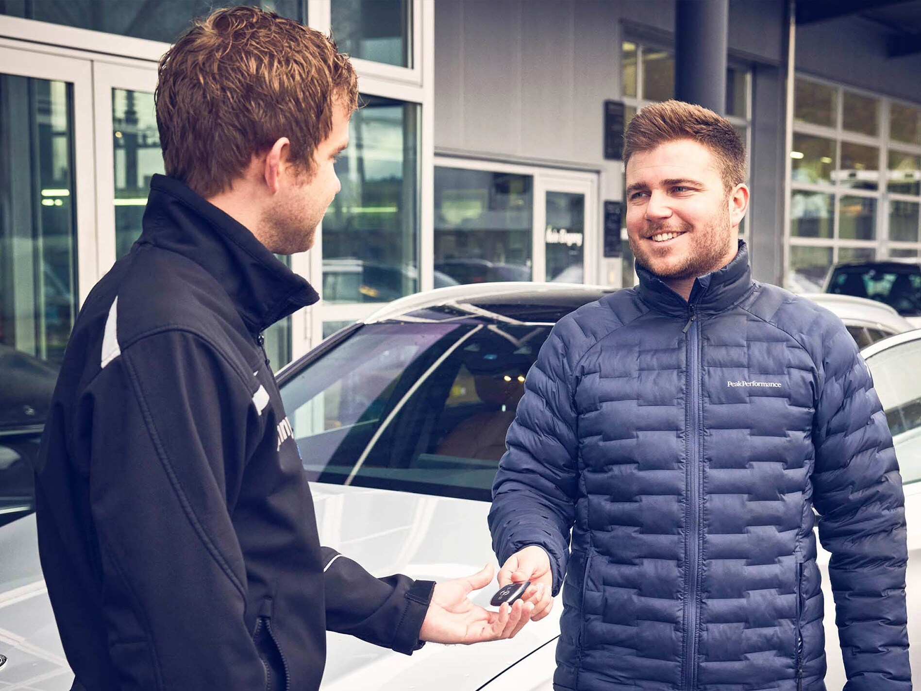 Due persone durante la consegna delle chiavi