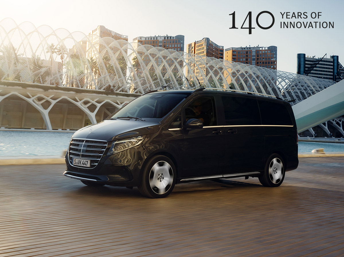 Mercedes-Benz Classe V | 140 anni di innovazione La Mercedes-Benz Classe V sfila su uno sfondo futuristico.