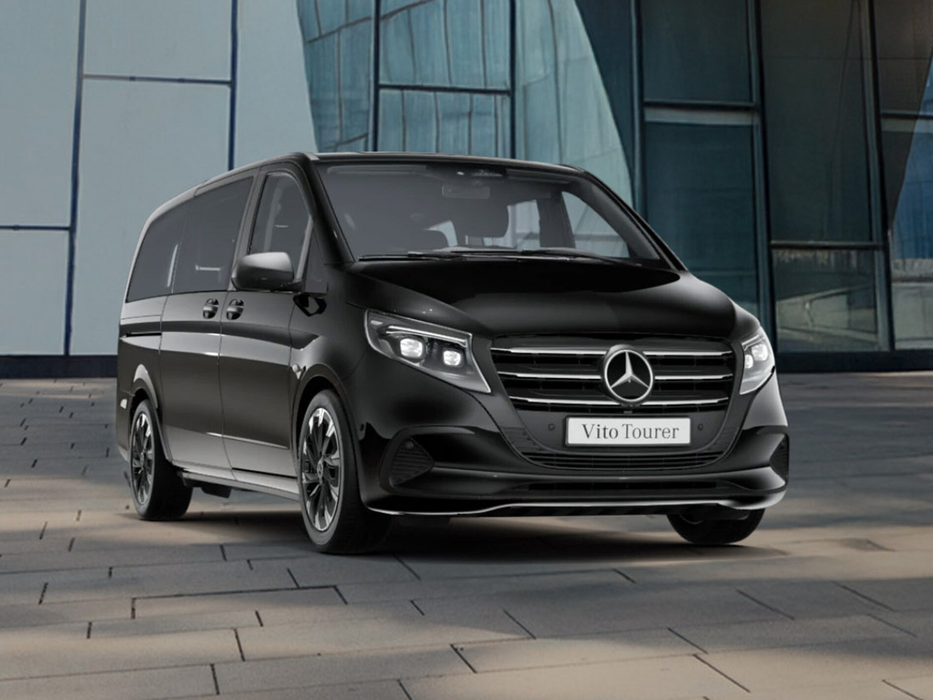 Mercedes-Benz V-Klasse  Tourer Family vor modernem, hell gestaltetem Hintergrund.