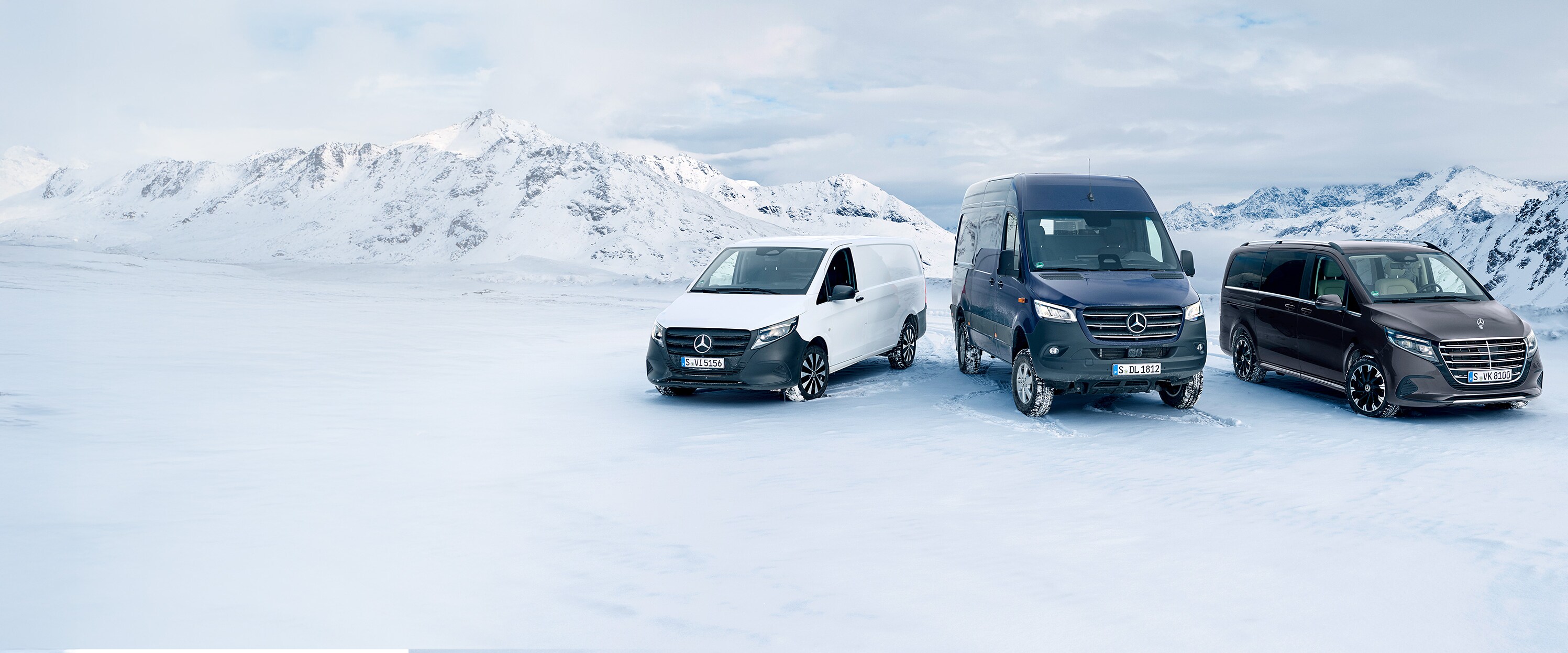 Der Sprinter Tourer, Kastenwagen und Pritsche stehen im Schnee.