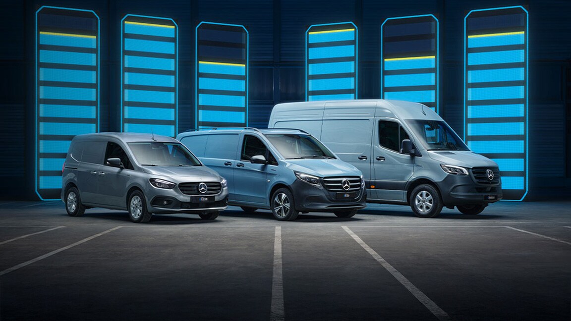 Tre veicoli commerciali Mercedes-Benz si trovano in un ambiente moderno e chiaro in cemento.
