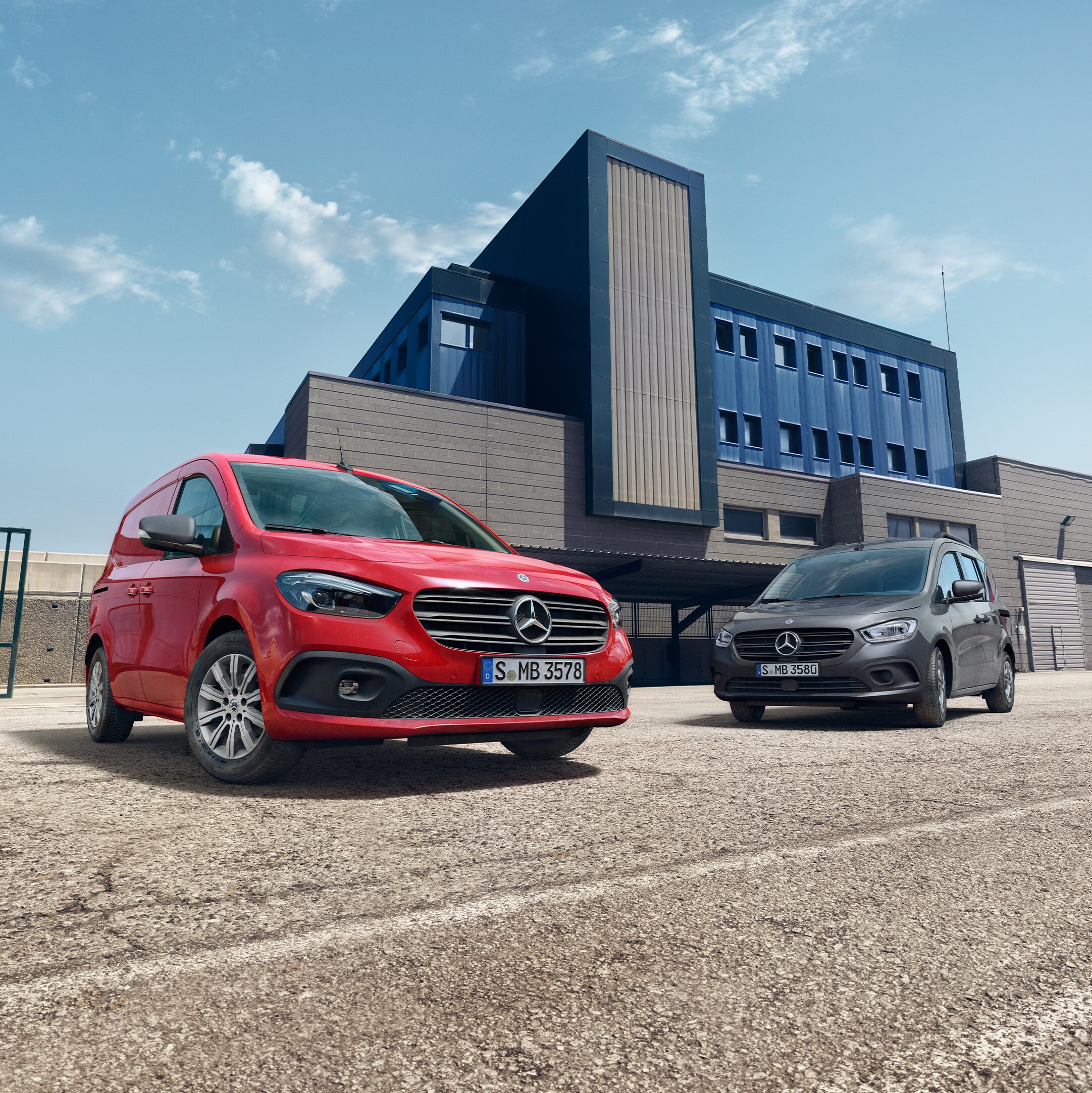 Mercedes-Benz eCitan Tourer und Kastenwagen vor Industriegebäude.