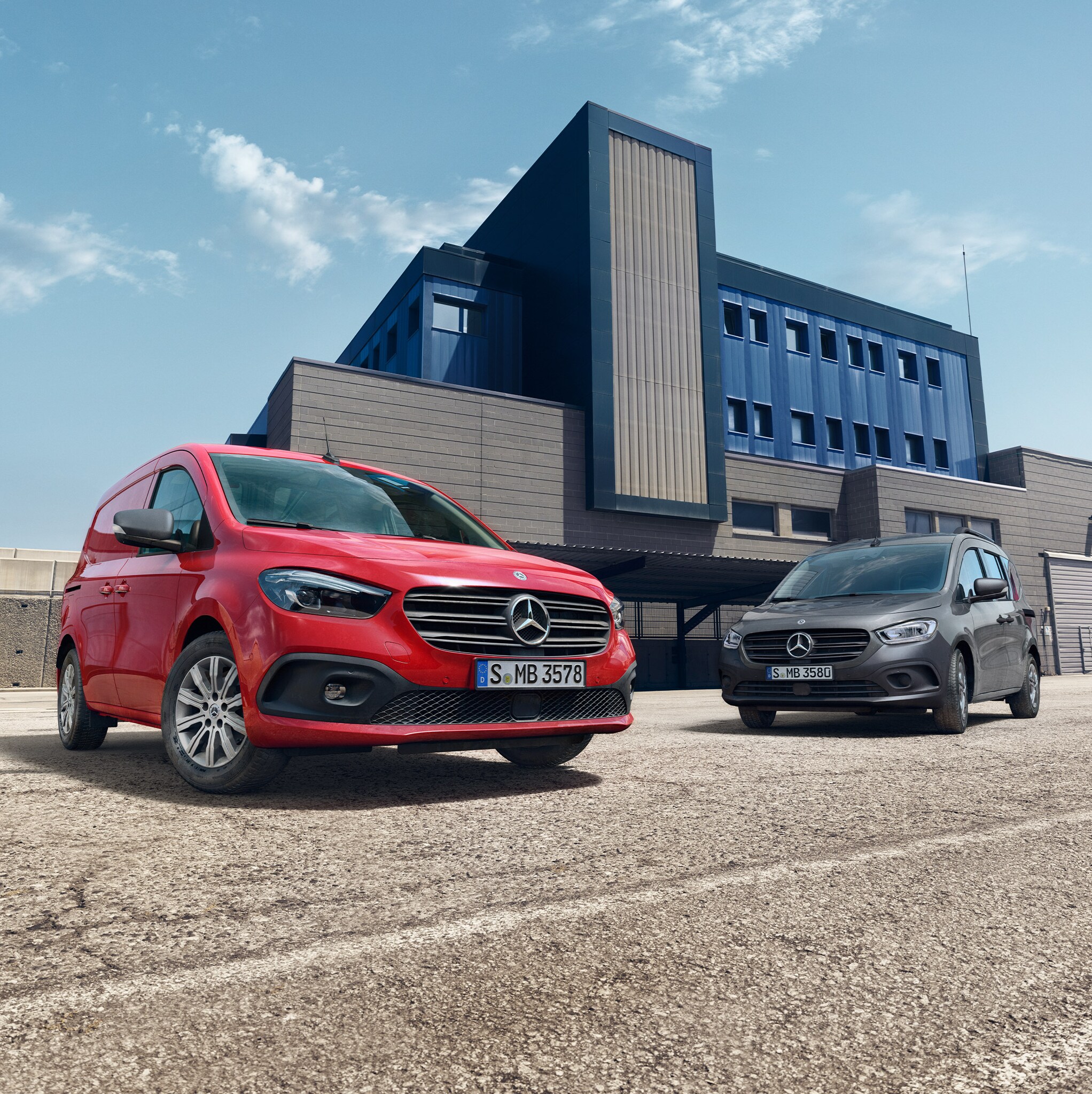 Mercedes-Benz eCitan Tourer et Fourgon devant un site industriel.