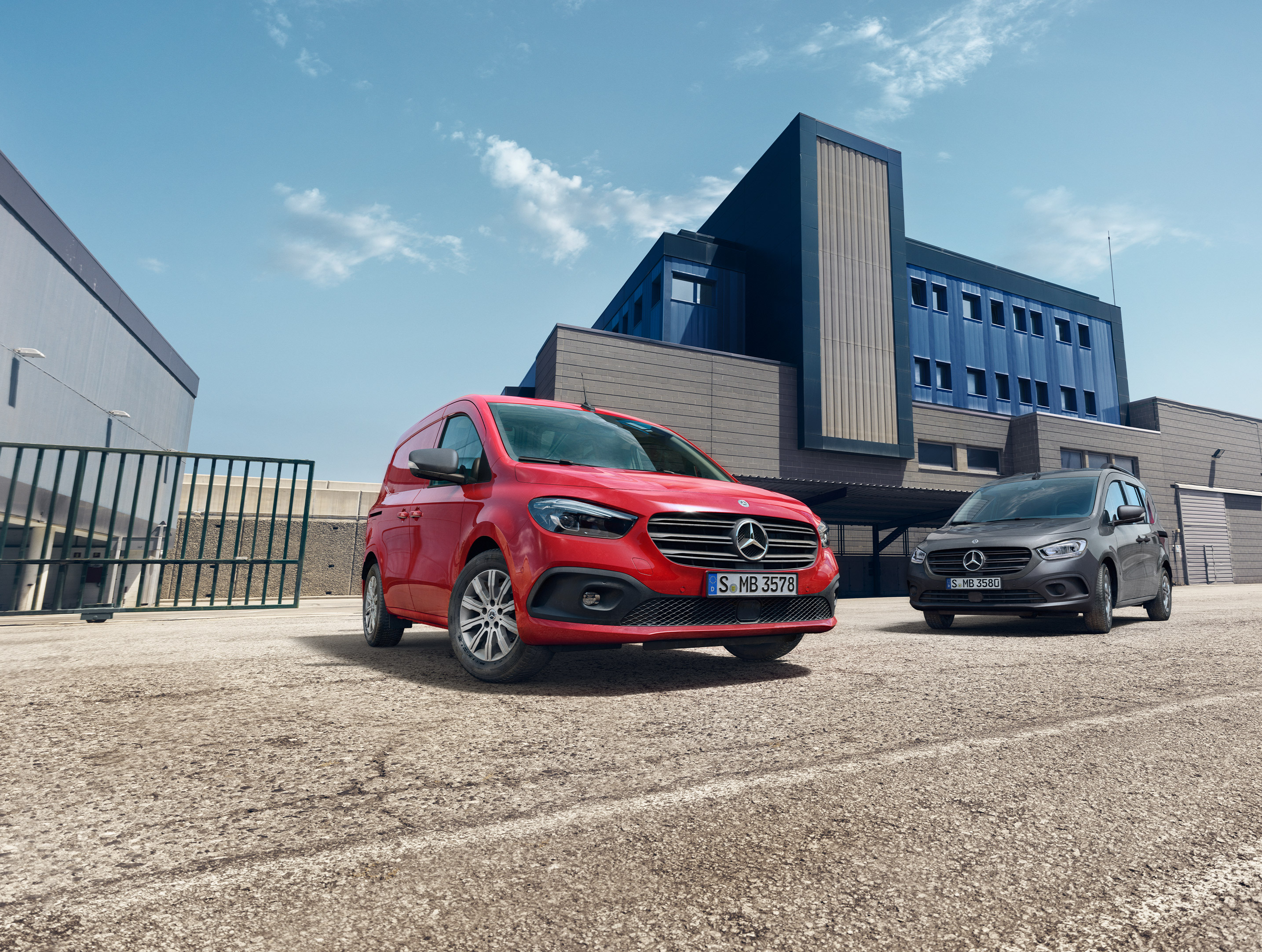 Citan | Utilitaires légers Mercedes-Benz Mercedes-Benz eCitan Tourer et Fourgon devant un site industriel.