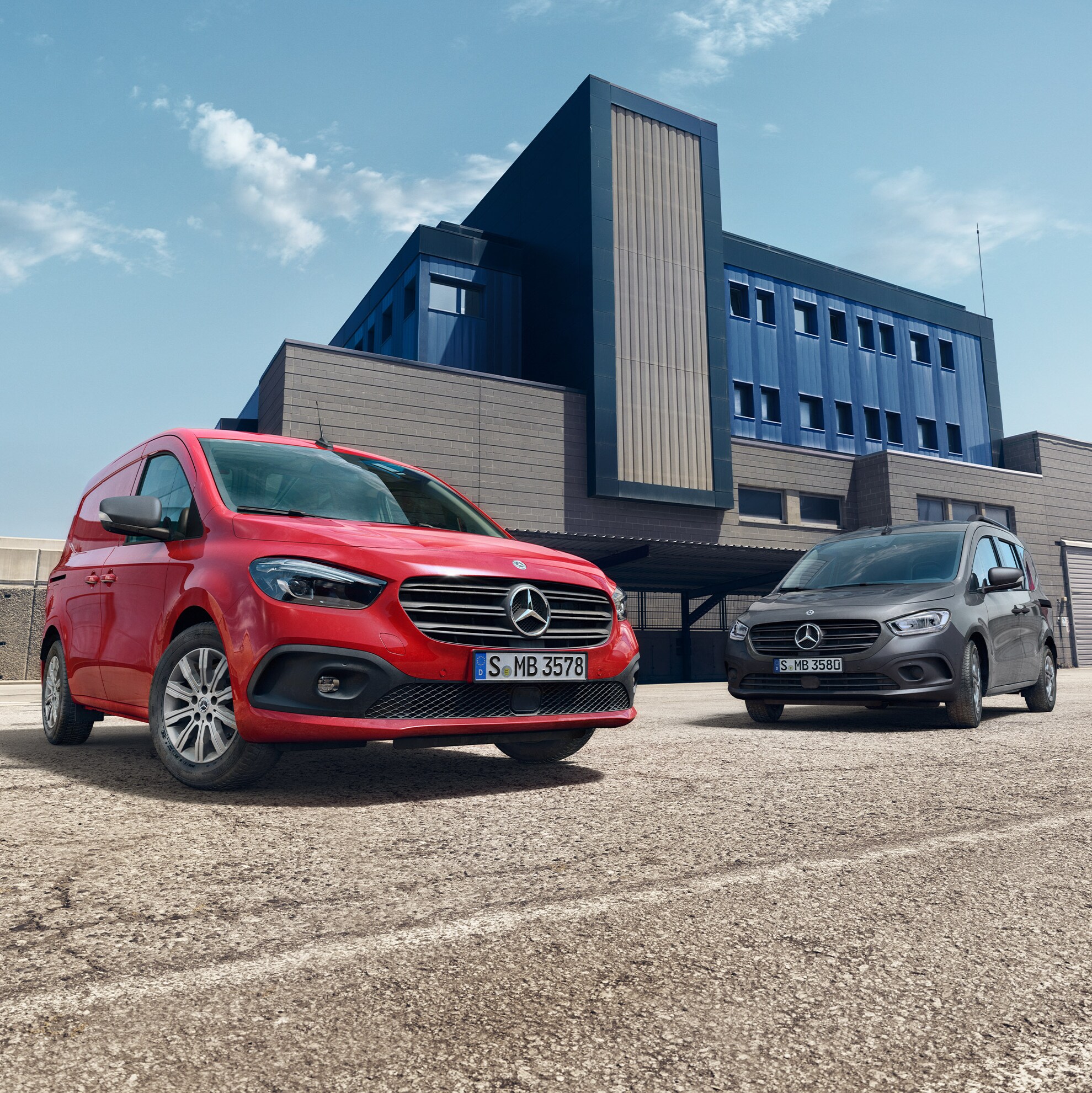 Mercedes-Benz eCitan Tourer e Furgone davanti a un sito industriale.