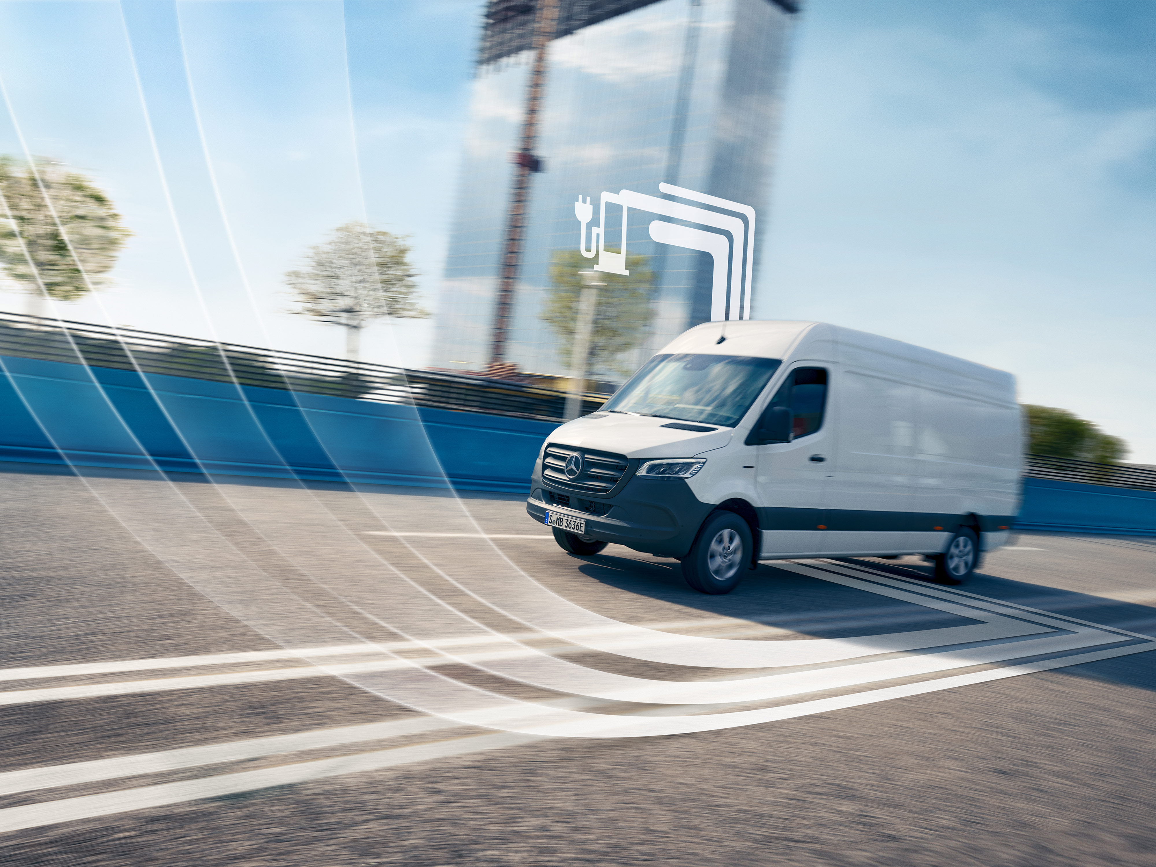 E-Mobilität | Digitale Extras | Mercedes-Benz Ein Transporter von Mercedes-Benz mit grafischen Elementen, welche die Digitalen Extras darstellen.