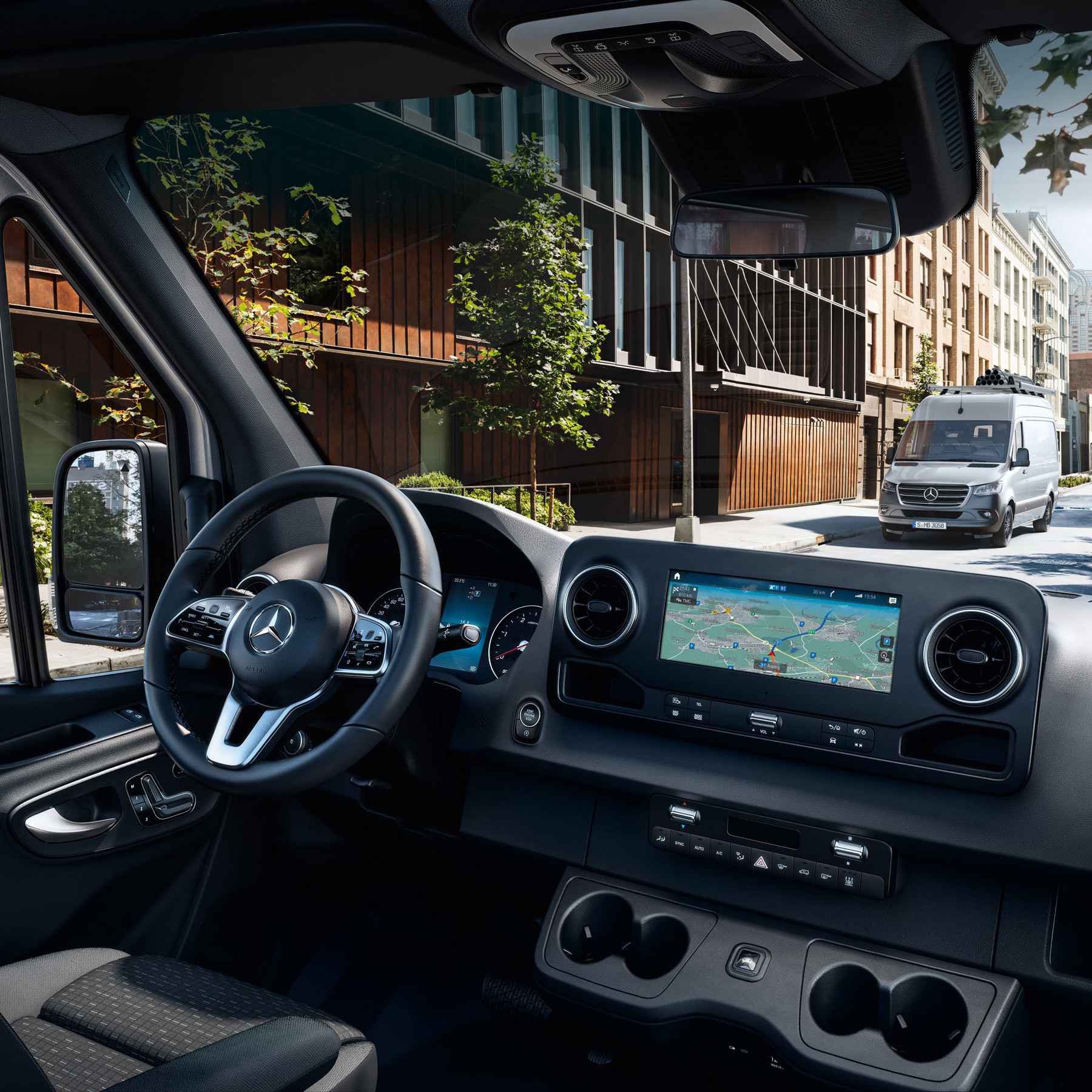 Mercedes-Benz | Transporter Qualität Übersicht Mechaniker bei der Kontrolle eines weißen Mercedes-Benz Transporters mit einem Tablet und steht dabei für die Qualitätsstandards und das Qualitätsversprechen.