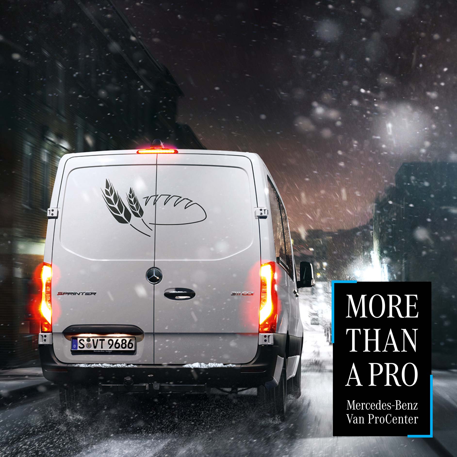 Serviceerlebnis | Mercedes-Benz Van ProCenter Mercedes-Benz Sprinter bei Schneefall auf nächtlicher Strasse